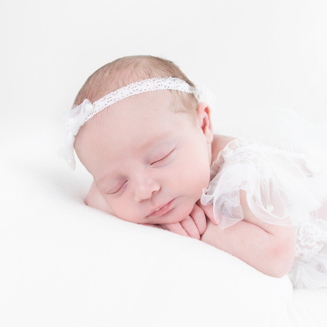 🌙💤 "Dreaming sweetly, wrapped in love. Welcome to the world, little one &mdash; you are already so loved." 🎀👶

#NewbornGirl #SleepingBeauty #TinyMomentsBigLove #NewbornPhotography #PureJoy #MetroDetroitPhotographer