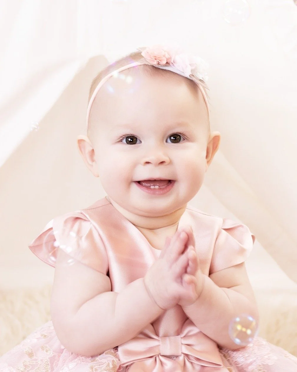 Smiles, claps, and all the sunshine a one‑year‑old can bring🎉😊
#HappyBaby #AgooFamilyPhotography #OneYearSession #BabyMilestones #PureJoy