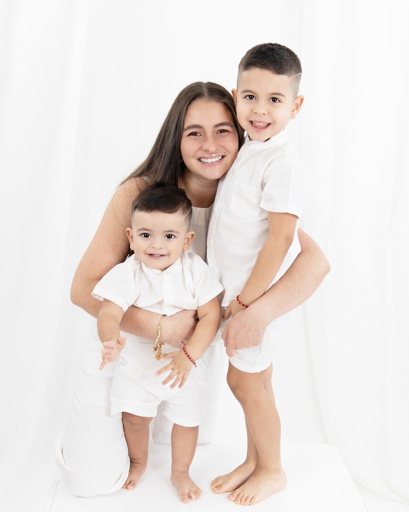 💙Her hands are full, but her heart is even fuller with these two little gentlemen💙
#AgooFamilyPhotography #MomOfBoys #FamilyPhotography #SweetMoments