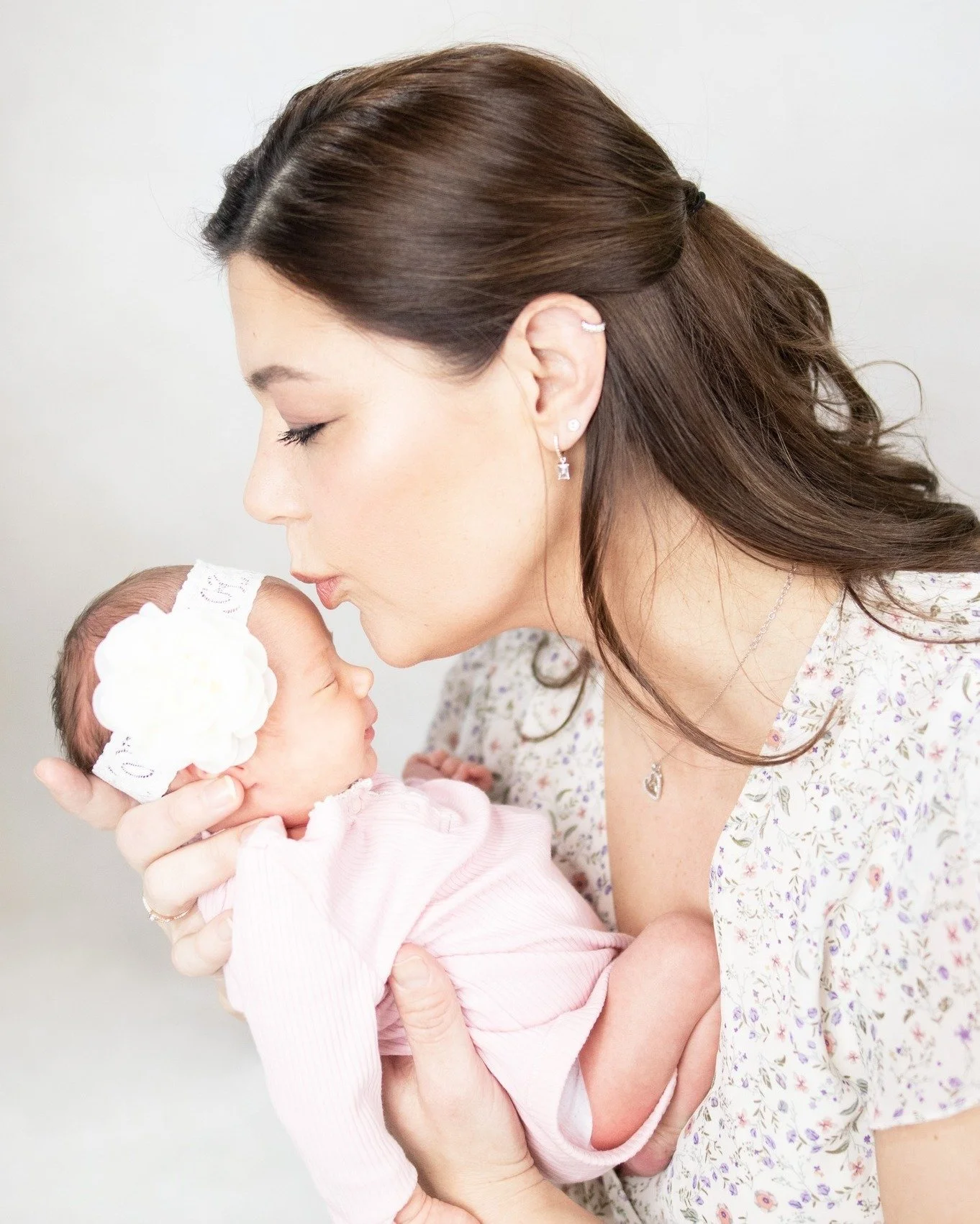 💗 One kiss, a lifetime of love. This quiet moment between mama and her baby girl says everything words can&rsquo;t! 💗

#MotherhoodMoments #BabyGirlLove #UnspokenBond #FamilyPhotography #MetroDetroitPhotographer