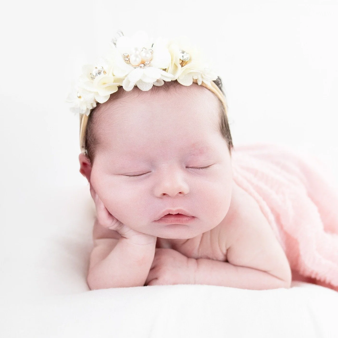 Dreaming of the world she just met 💕✨ Tiny hands, peaceful heart, and a face full of wonder. Welcome to the magic, little one 🌸👶 #AgooFamilyPhotography📸 #NewbornMagic #SleepingBeauty #TinyBlessing #BabyGirlLove #PeacefulMoments #AgooFamilyPhotogr