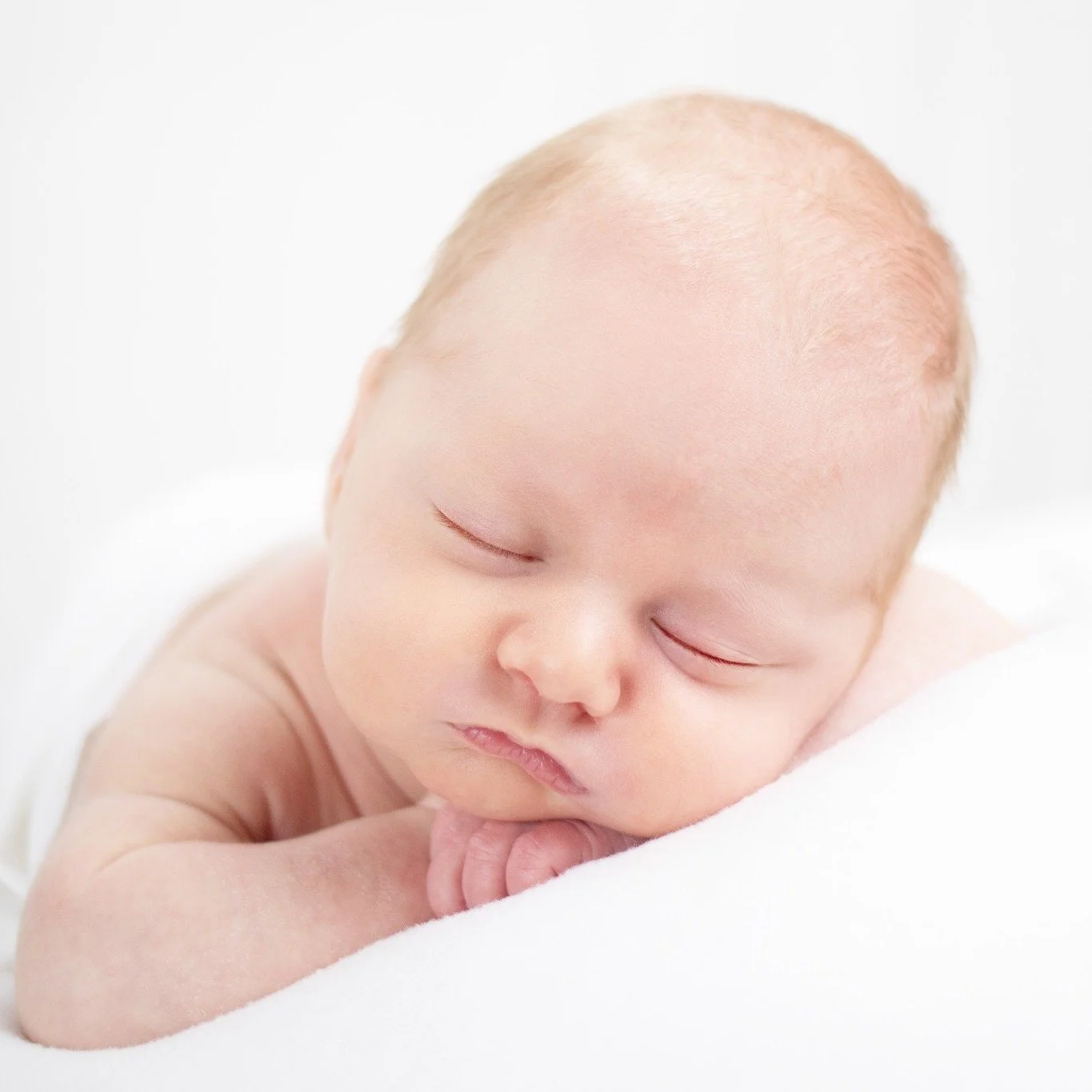 Dreaming big already&hellip; resting gently on the tiniest arm.&rdquo;
💙👶✨
#AgooFamilyPhotography #NewbornMagic #BabyBoyLove #TinyDreamer #NewbornSession #SleepingBeauty