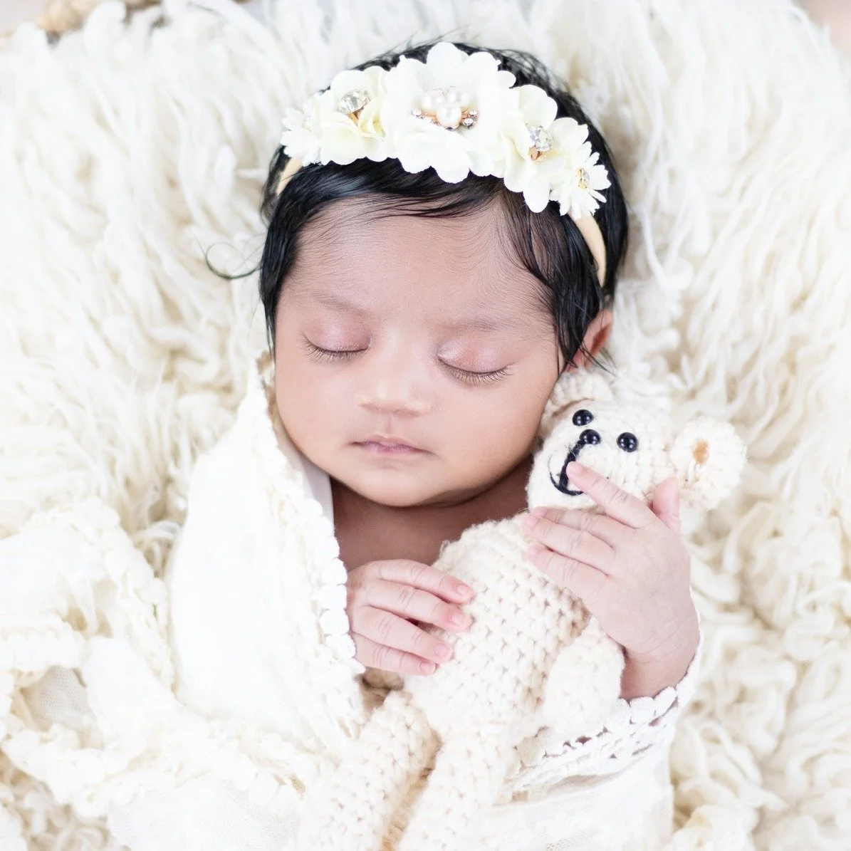 Wrapped in sweetness and dreaming big 🤍✨ Our tiniest princess snuggled up with her first best friend 🧸💤
#AgooFamilyPhotography #NewbornMagic #SleepingBeauty #BabyGirlLove #TinyMoments #TeddyBearHugs #NewbornPhotography