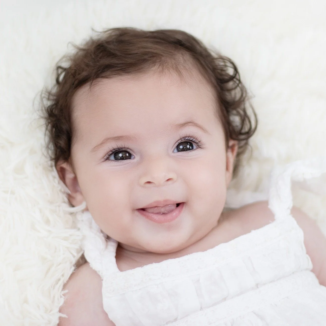 Those sparkling eyes and that little smile could light up the whole world 💗✨
#AgooFamilyPhotography #BabyGirlMagic #BrightEyes #SweetSmile #PureJoy