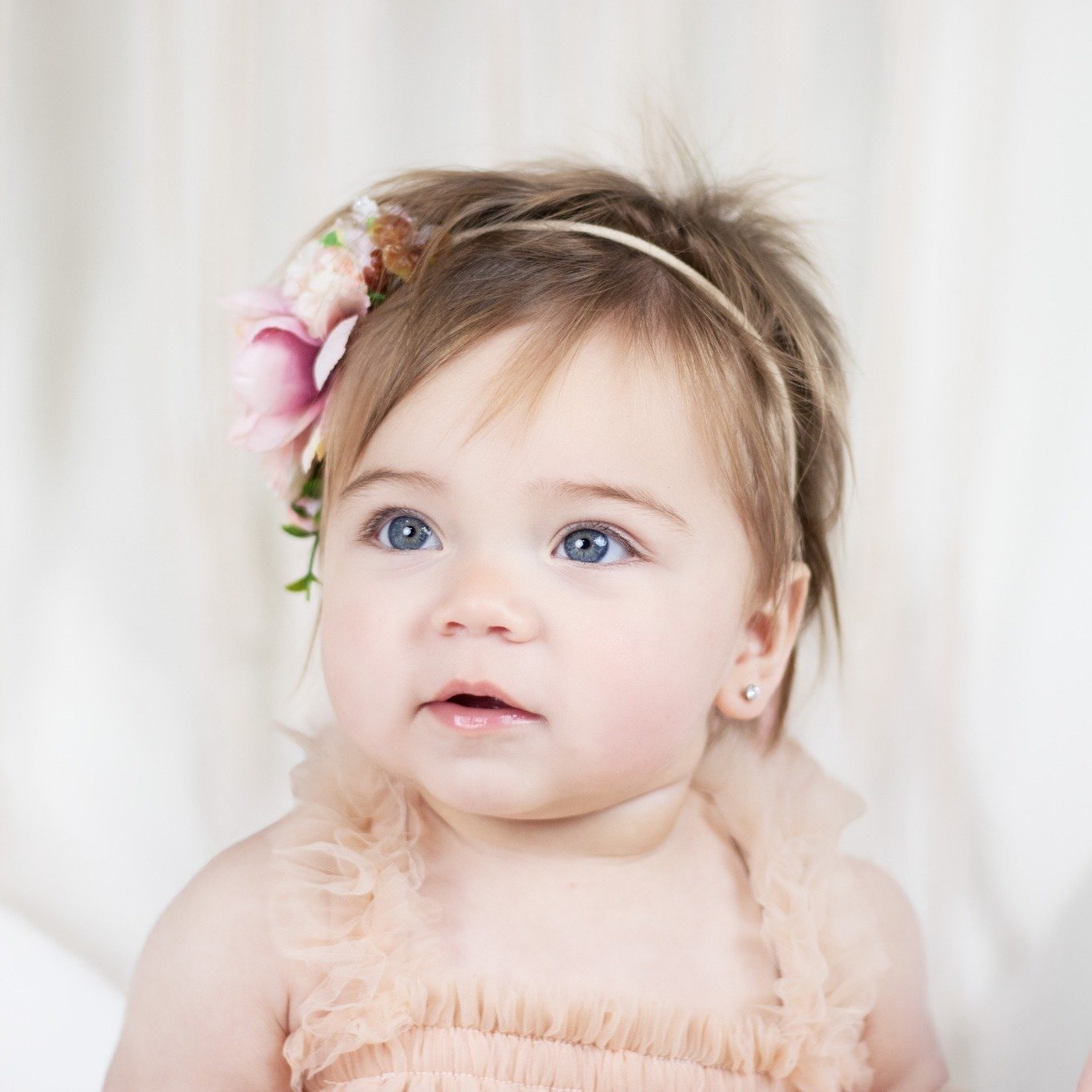 "That look that melts every heart 💛 🌸
#AgooFamilyPhotography #FirstBirthdayPhotos #LittleMomentsBigMemories #MetroDetroit #BloomfieldHills