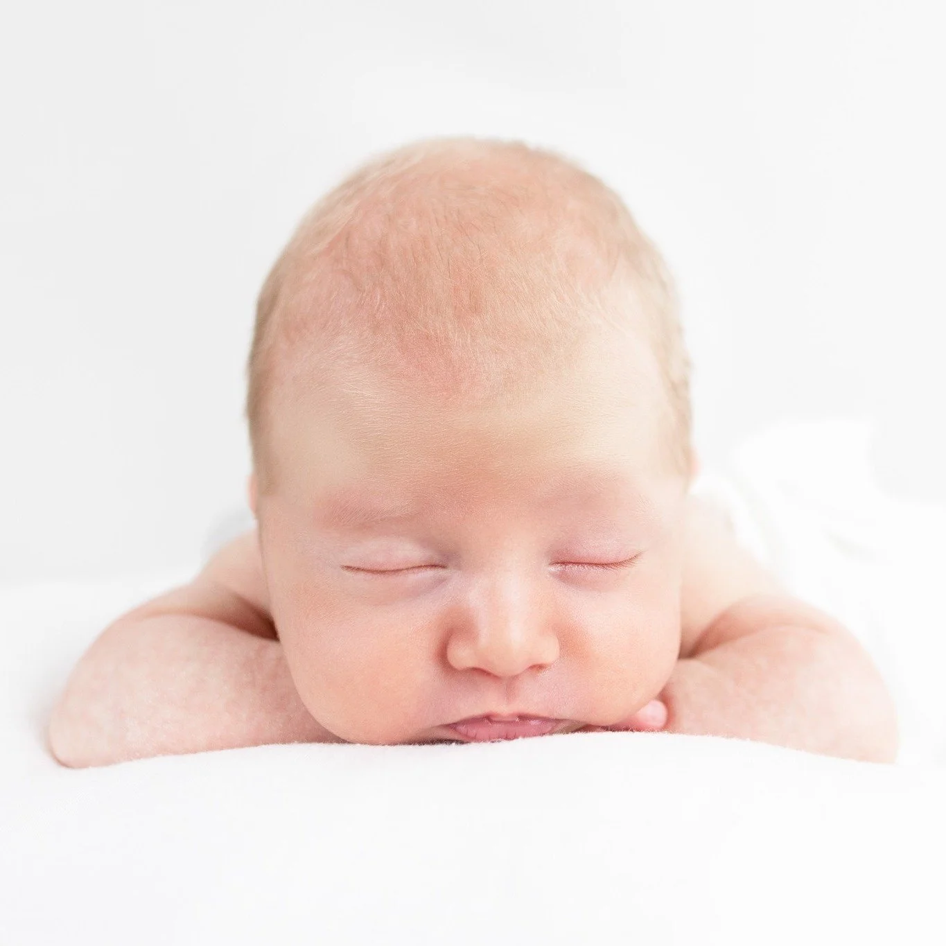 Dreaming big dreams in the tiniest little body 💙✨
#AgooFamilyPhotography #NewbornSession #SleepingBaby #MetroDetroit #BloomfieldHills