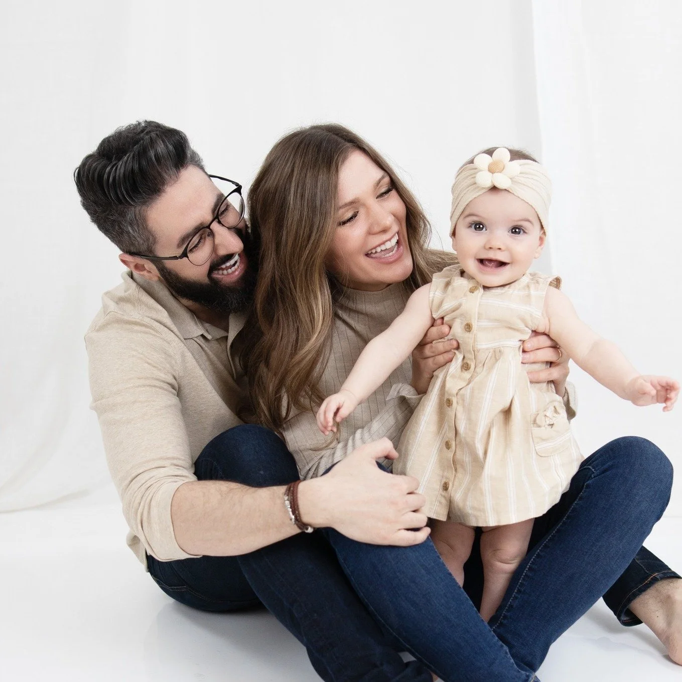 Where love looks at her&hellip; and she looks right back at the world 🌼📸
#AgooFamilyPhotography #FamilyPortraits #7MonthsOld #MetroDetroit #BloomfieldHills