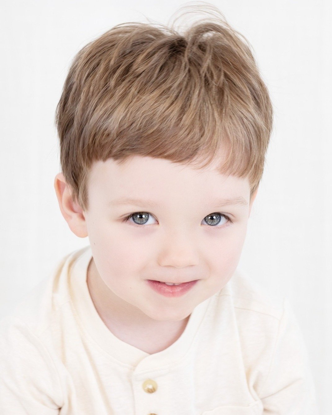 📸 Caught mid-smirk 😏 because turning 4 comes with serious swagger. This little guy knows how to work the camera and melt hearts 💛
#FourYearsYoung #TinyTrendsetter #SmirkGoals #KidPortraitMagic #FamilyPhotographer 🧃🌟👟