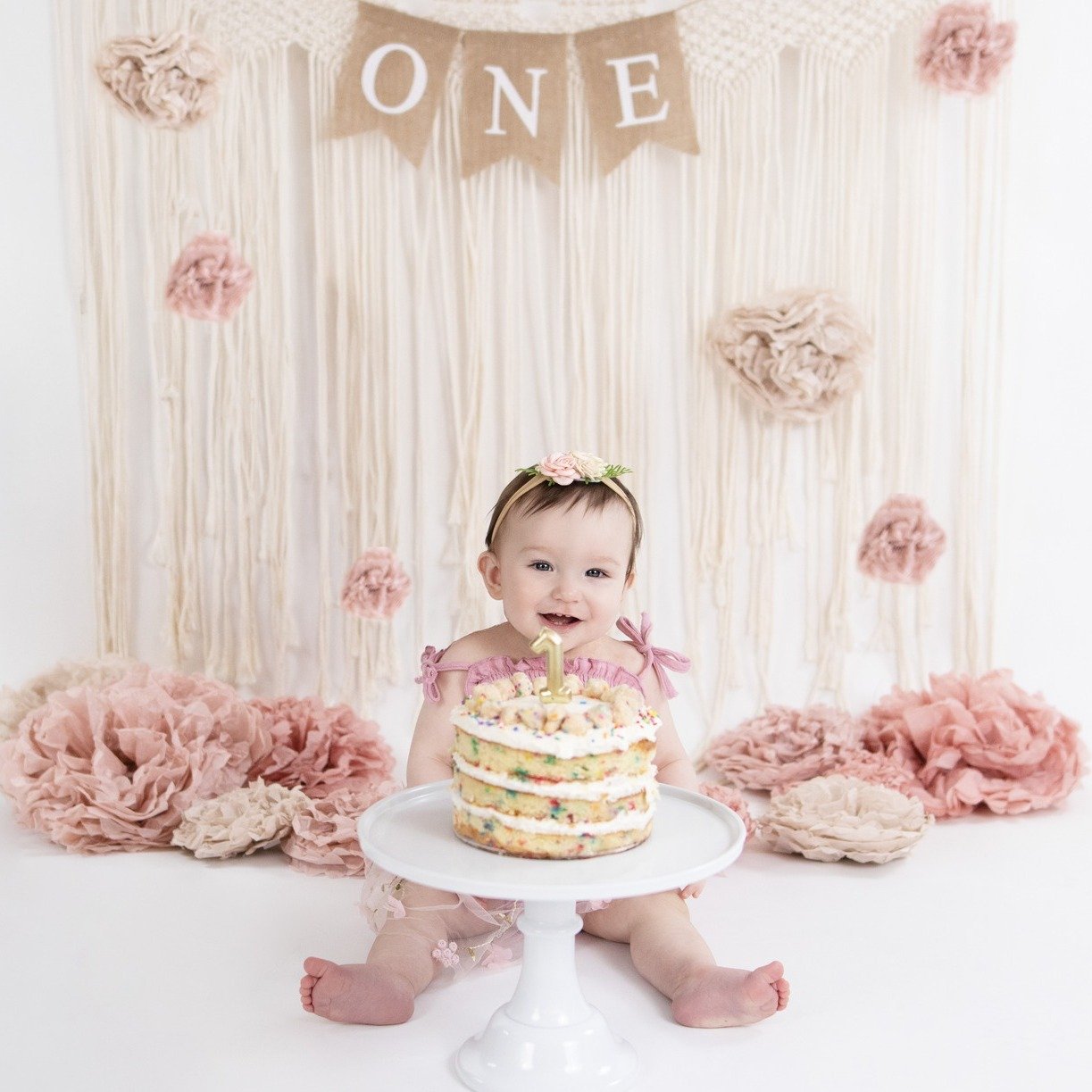 Turning one never looked so adorable 🎉💕 Her personality is blooming and we&rsquo;re here for every moment 🌸 #AgooFamilyPhotography #1YearOld #CutestEver #BabyGirl