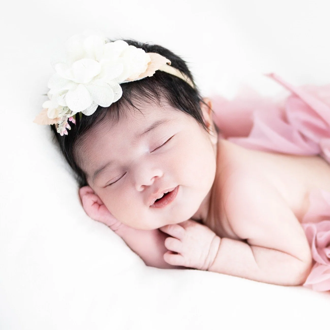 This little angel already knows how to pose 😍📸 
#AgooFamilyPhotography #NewbornSession #BabySmiles #CutestEver #BlessedMoments