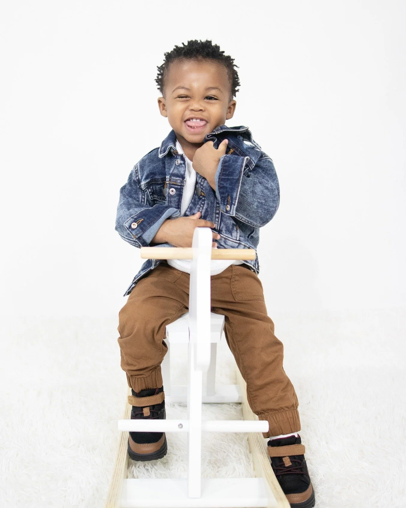 ✨ This little star was born ready for the runway ✨ A smile that could light up any room 😍🩵 #TinyModelVibes #AgooFamilyPhotography #KidsFashionMood #MiniStar #ChildPhotographyMagic #PureJoy