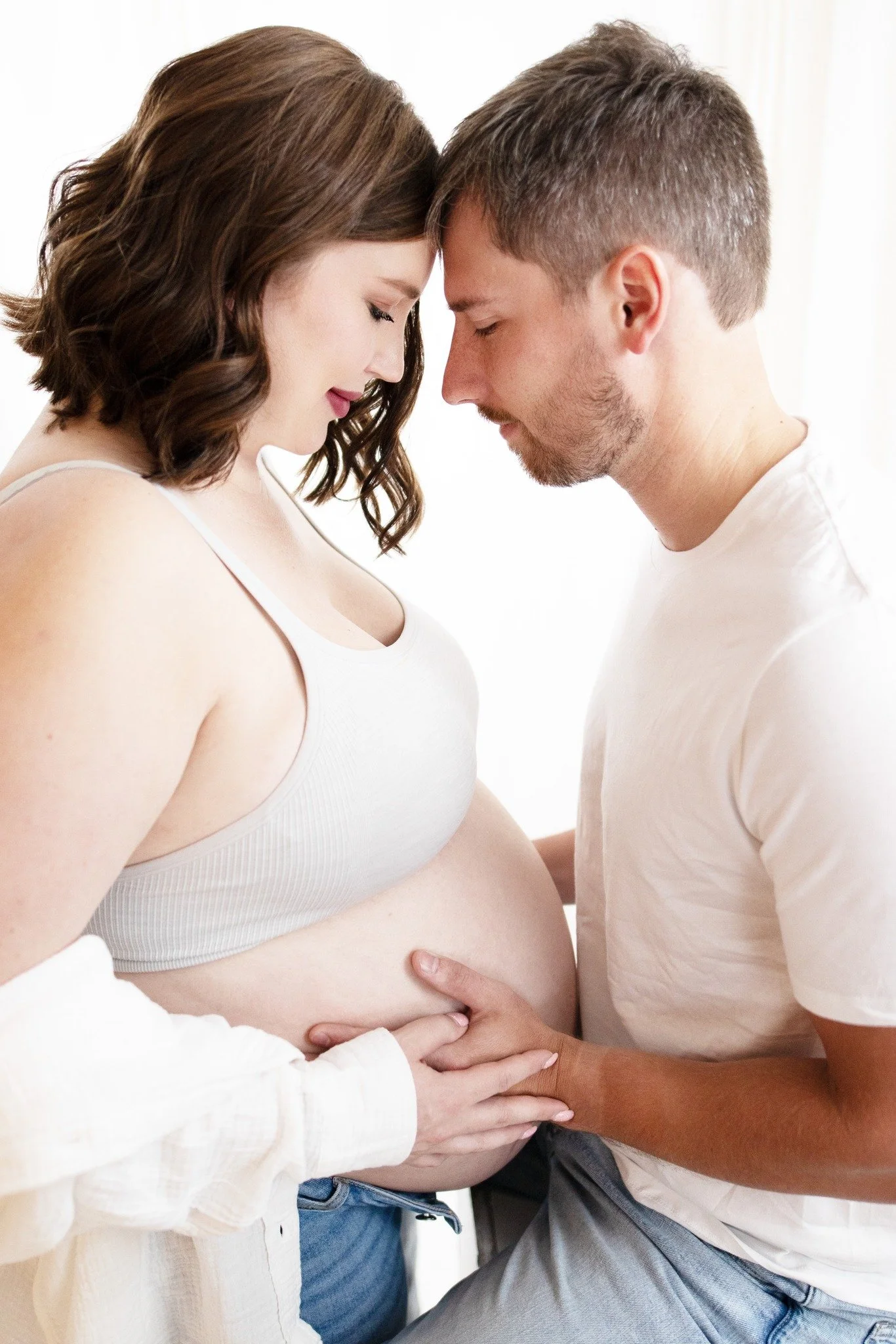 💕🤰👨&zwj;👩&zwj;👧Forehead to forehead, heart to heart &mdash; waiting for their little miracle with all the love in the world 🤍✨
#AgooFamilyPhotography #MaternityLove #GrowingFamily #PureConnection #MichiganPhotographer