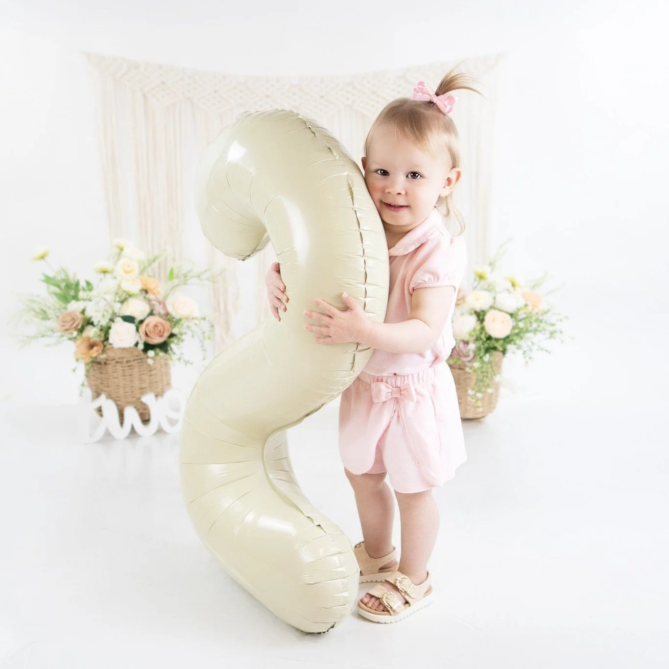 Big hugs for the big 2 💕🎈 Her joy is contagious and her smile is everything
#AgooFamilyPhotography #ToddlerJoy #TurningTwo #FamilyPhotographyLove
