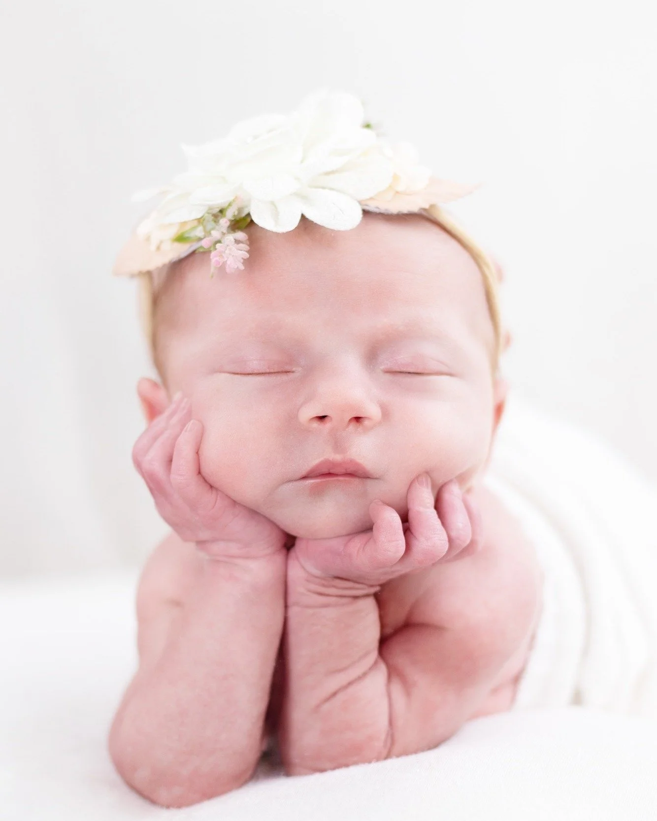 Welcome to the world, little princess 💕✨ Your tiny dreams are already shining so bright 👶💗🌙
#AgooFamilyPhotography #NewbornMagic #BabyGirlLove #TinyMoments #MichiganPhotographer