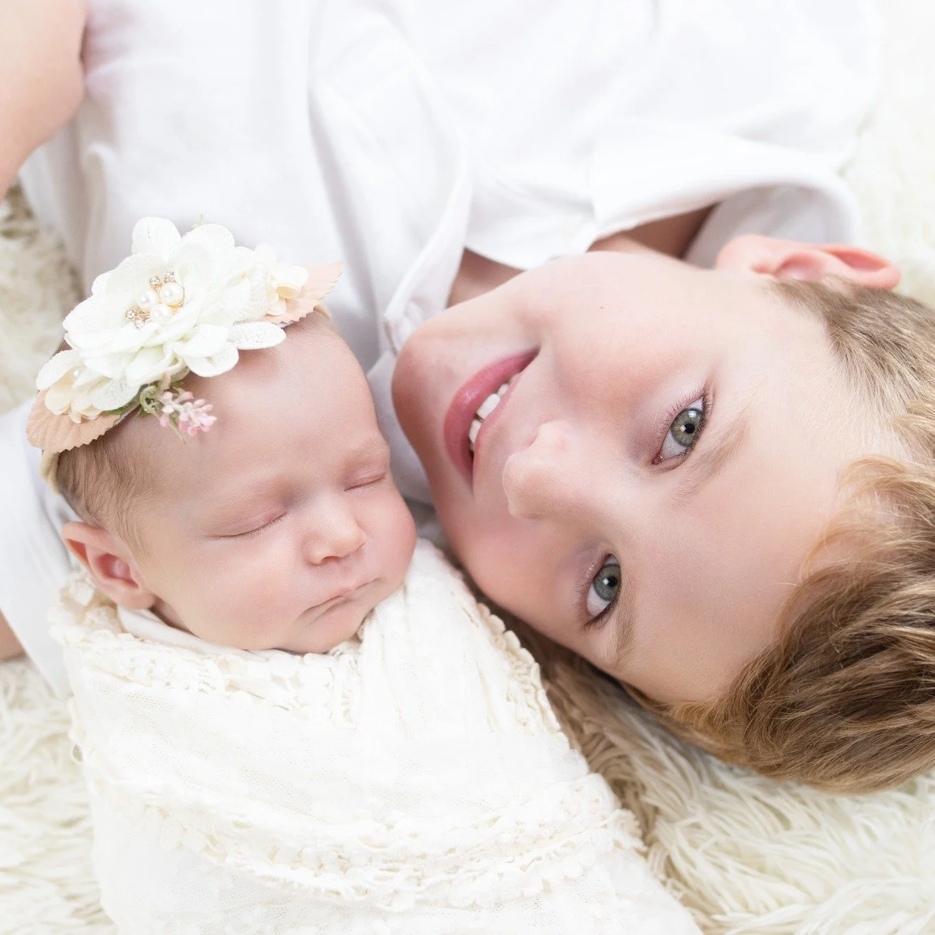 ✨ Big brother&rsquo;s smile says it all&hellip; pure love for his tiny newborn sister 🤍 While he beams at the camera, she snoozes peacefully right beside him &mdash; the sweetest bond already growing ✨
#AgooFamilyPhotography #SiblingLove #NewbornSes