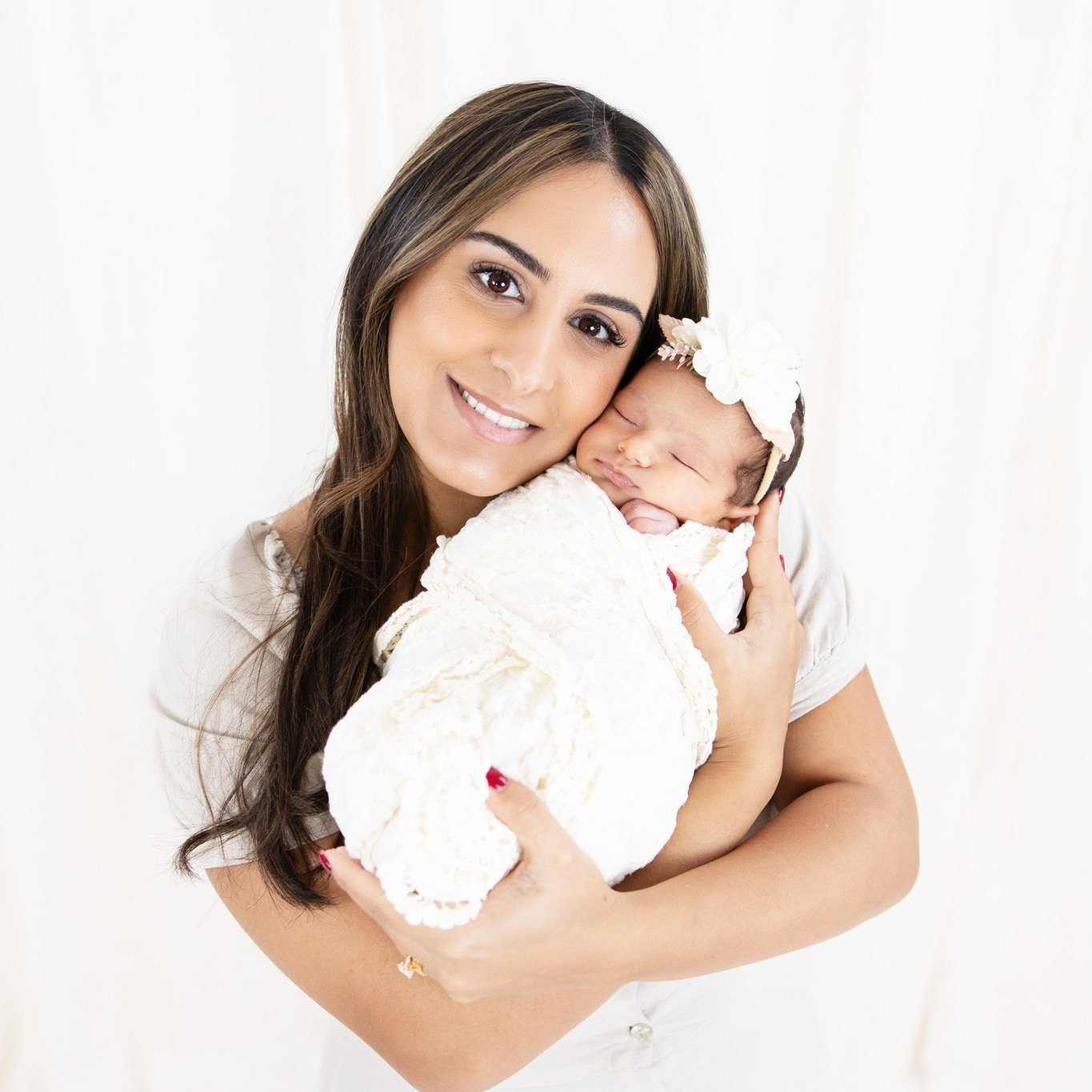 ✨ Her tiny girl in her arms&hellip; her whole heart in one moment 🤍✨
#AgooFamilyPhotography #NewbornLove #MommyAndMe #BabyGirl #PureJoy 📸💗
