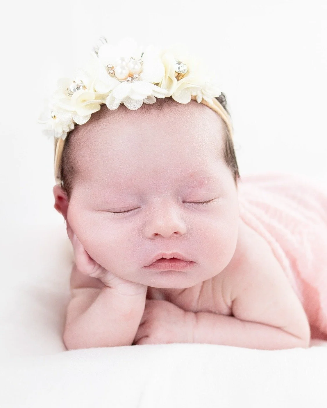 Dreaming of the world she just met 💕✨ Tiny hands, peaceful heart, and a face full of wonder. Welcome to the magic, little one 🌸👶 #AgooFamilyPhotography📸 #NewbornMagic #SleepingBeauty #TinyBlessing #BabyGirlLove #PeacefulMoments #AgooFamilyPhotogr