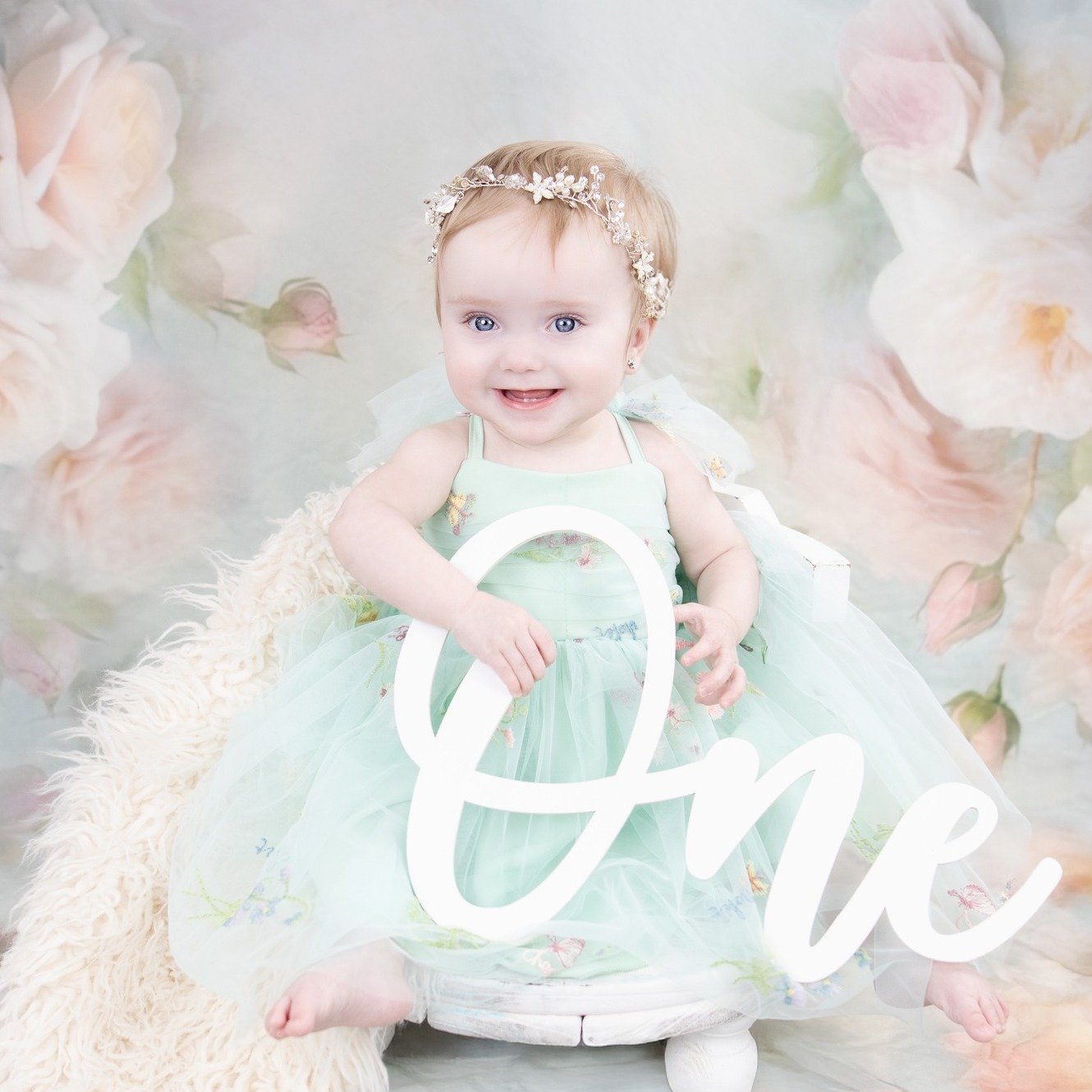 🌟 One year young, a lifetime of love 💖 #AgooFamilyPhotography #OneYearOldGirl #MilestonePortrait #CapturedForever