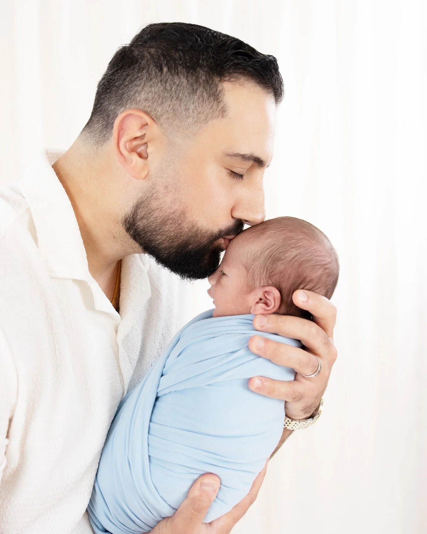 💙 His tiny world begins with the love of his parents. A sweet kiss from Dad, a lifetime of protection, and a heart full of love. 🥹✨

#AgooFamilyPhotography #NewbornPhotography #DadAndSon #NewbornMagic #BabyBoyPhotos #FamilyPhotographer #MichiganPho