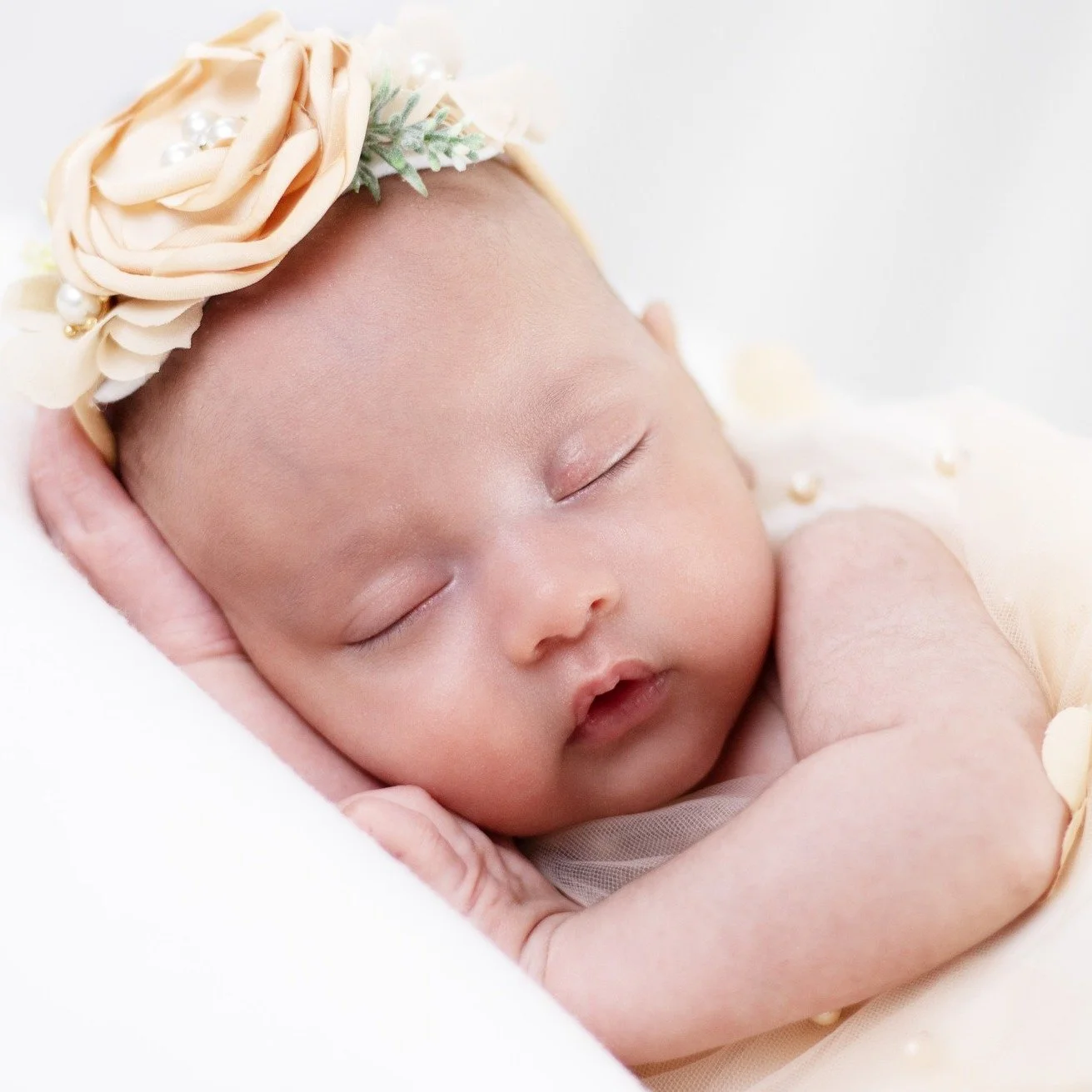 🎀 Little angel, big dreams 👶✨

#AgooFamilyPhotography #NewbornGirl #SleepingBeauty #NaturalPortraits #FamilyPhotography #MetroDetroitPhotographer 💕📸🌙🧸