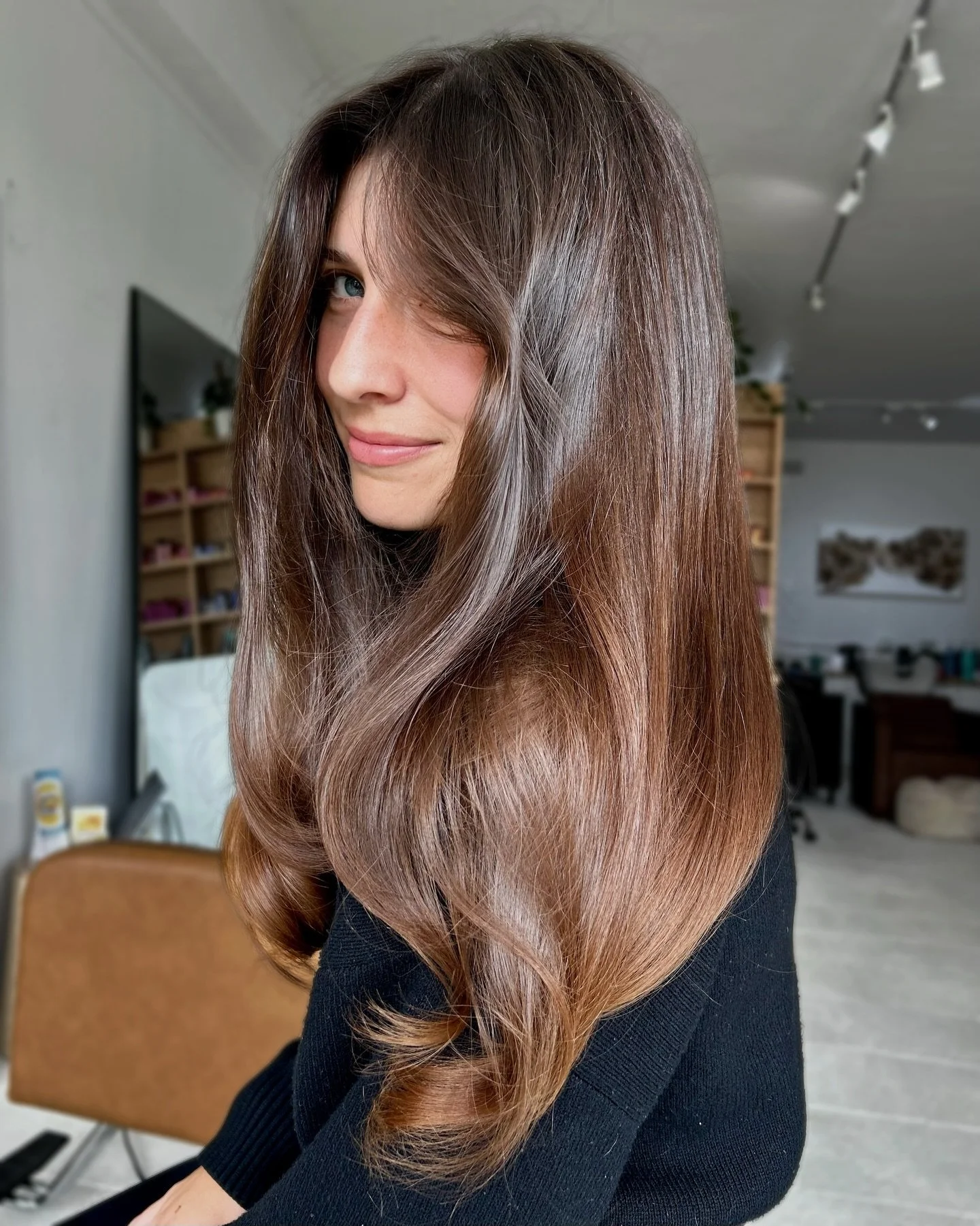 If your brunette isn&rsquo;t shining like this, we need to talk 🤎

We refined the depth here to create more richness, more shine, and that &ldquo;healthy hair&rdquo; glow you can feel from across the room.

We embraced the warmth instead of fighting