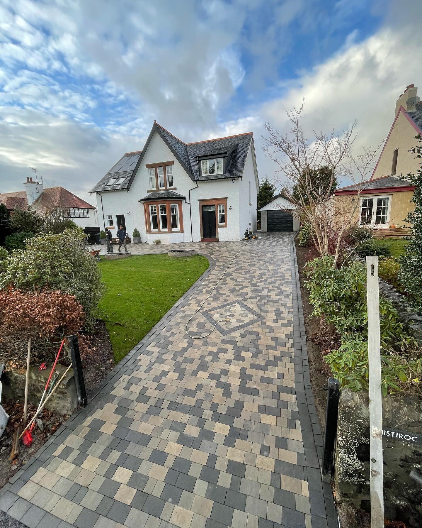 A job we finished at the tail end of 2021 changing the shape and totally renewing a drive way, a raised patio in the back garden and completely re turfed.

Get in touch for a free quote