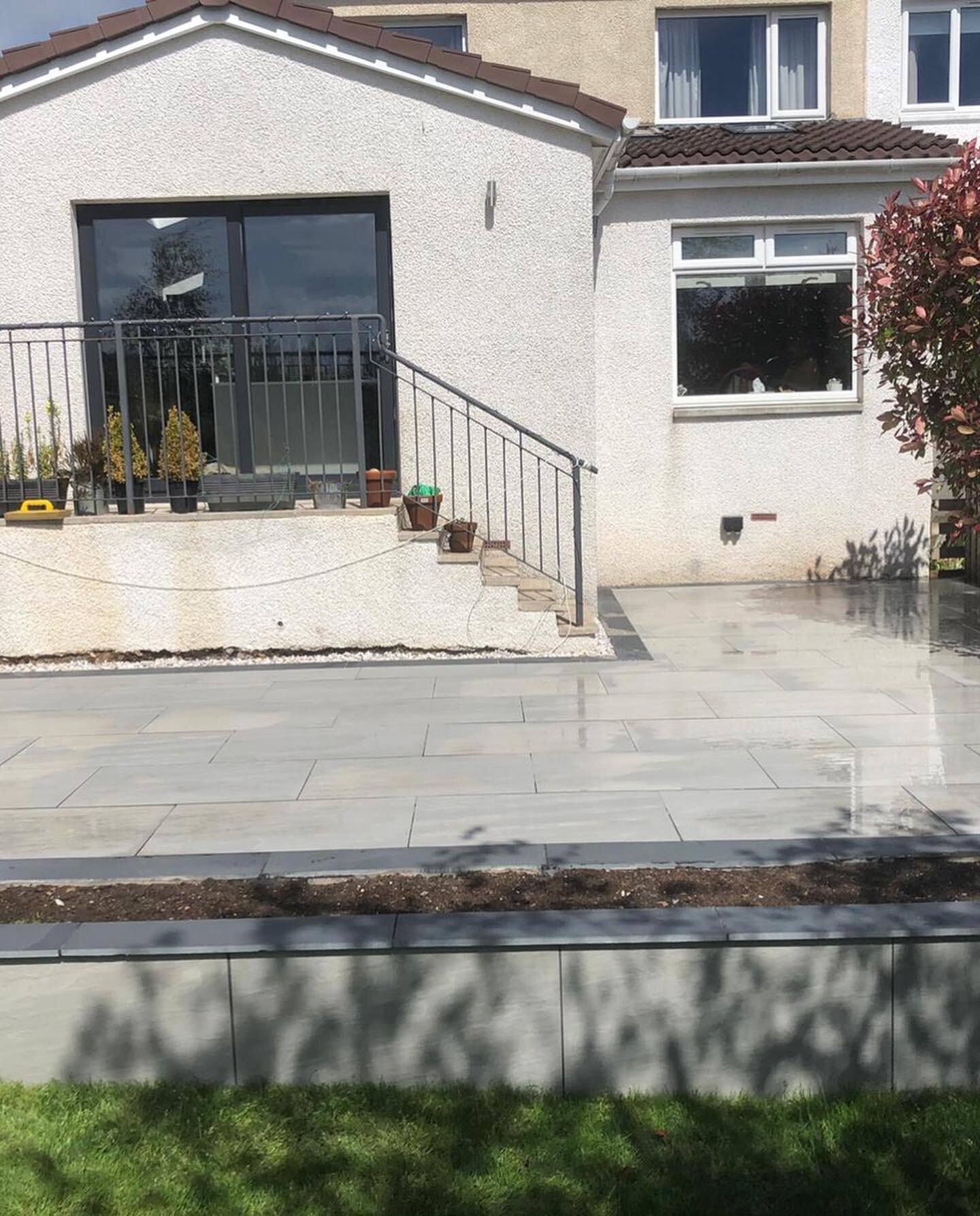 One of our recent jobs in Bridge of Weir where we completely renewed the drive way and built a raised Kandla Grey patio with black Brazilian slate borders. We also built new baton fences either side of the garden in-keeping with the rest of the proje