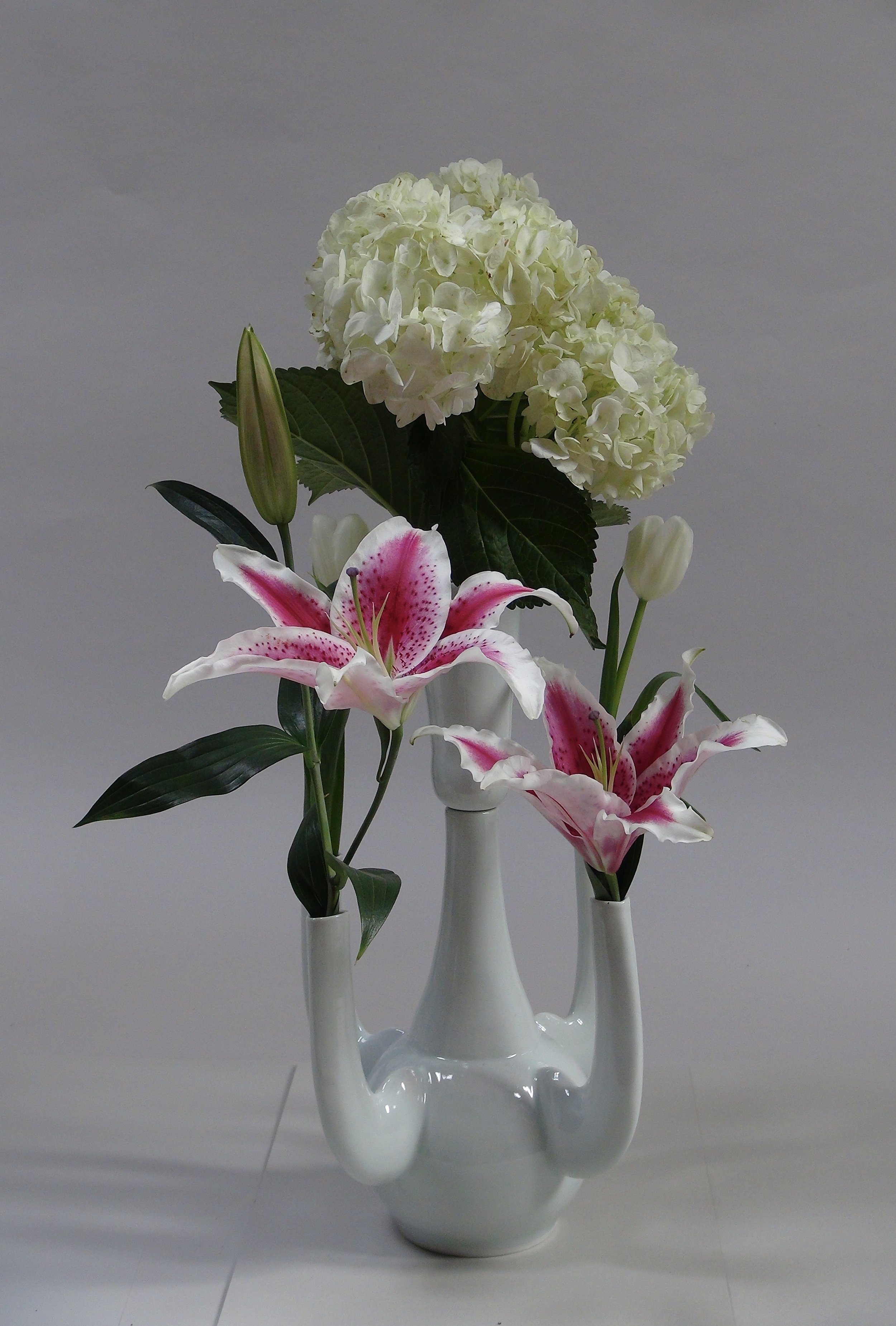  A structured flower vase makes it so easy to combine very different kinds of flowers. 