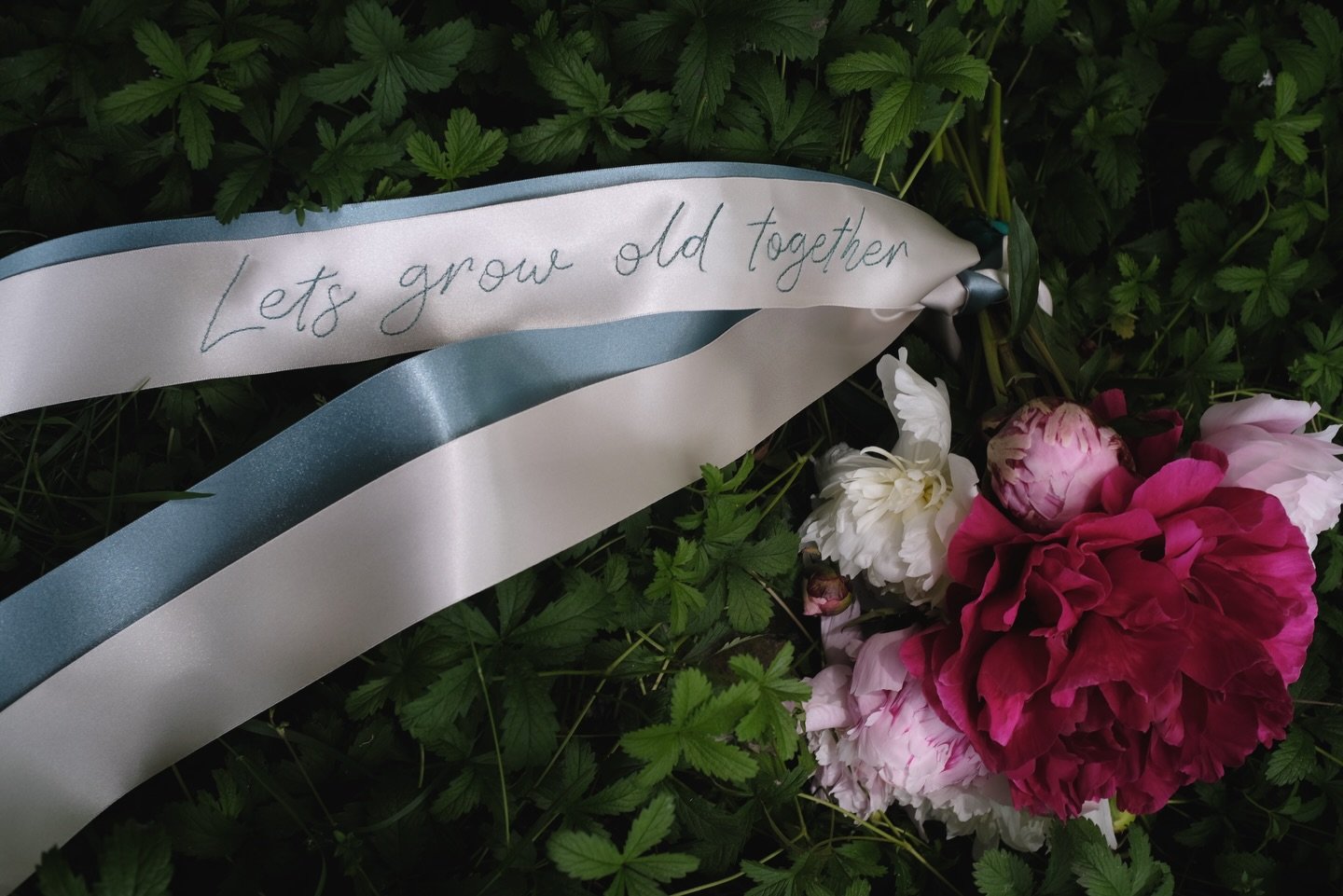 Let&rsquo;s grown old together 
The perfect wedding monogram, we hand embroidered this sweet phrase onto our double satin bouquet ribbon in a modern calligraphy. Perfectly elegant, perfectly sweet 

#weddingbouquets #monogram