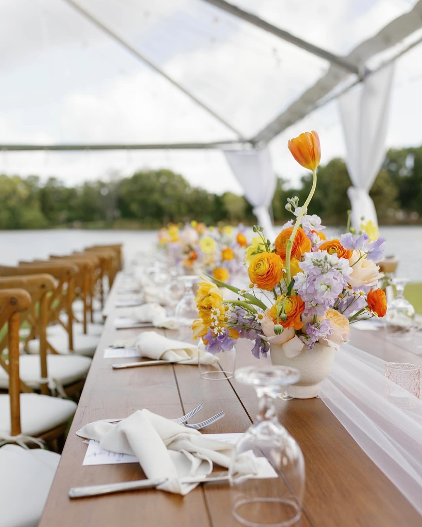 This tablescape is😍

Photographer: @hallemorganwed 

#weddingflorals #weddingtablesetting #gardenwedding #charlestonweddingflorist #miamiflorist #weddingflorist