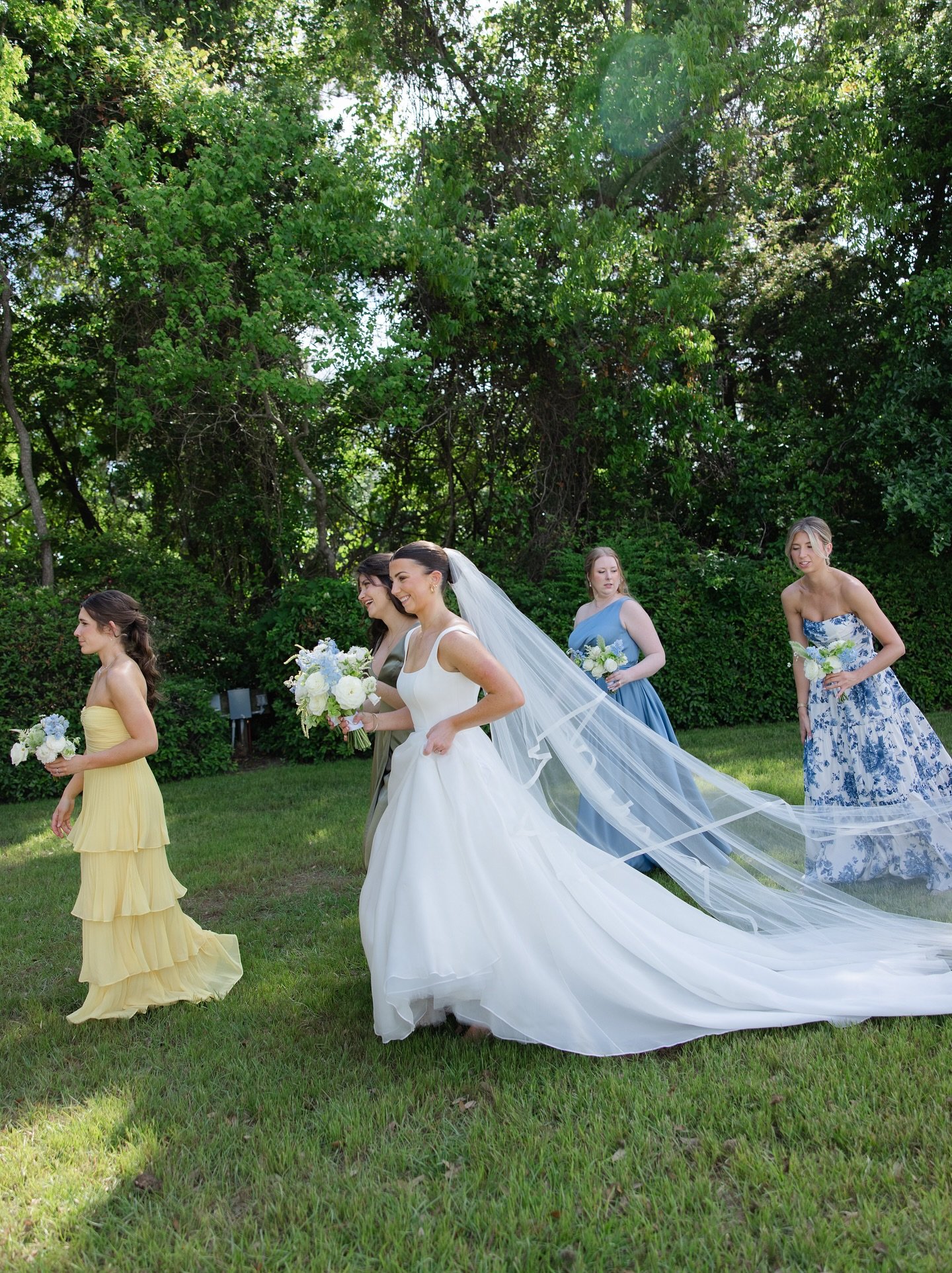 Still thinking about Sedona &amp; Anthony&rsquo;s wedding day💭✨

Venue: @theislandhouse
Photographer: @hallienoelphoto
Planner: @bethryanevents 
Catering: @mybigfatgreektrailer
Floral chandelier: @modernfloral 
Bar: @lemonorlimesc
Hair &amp; MU: @pa