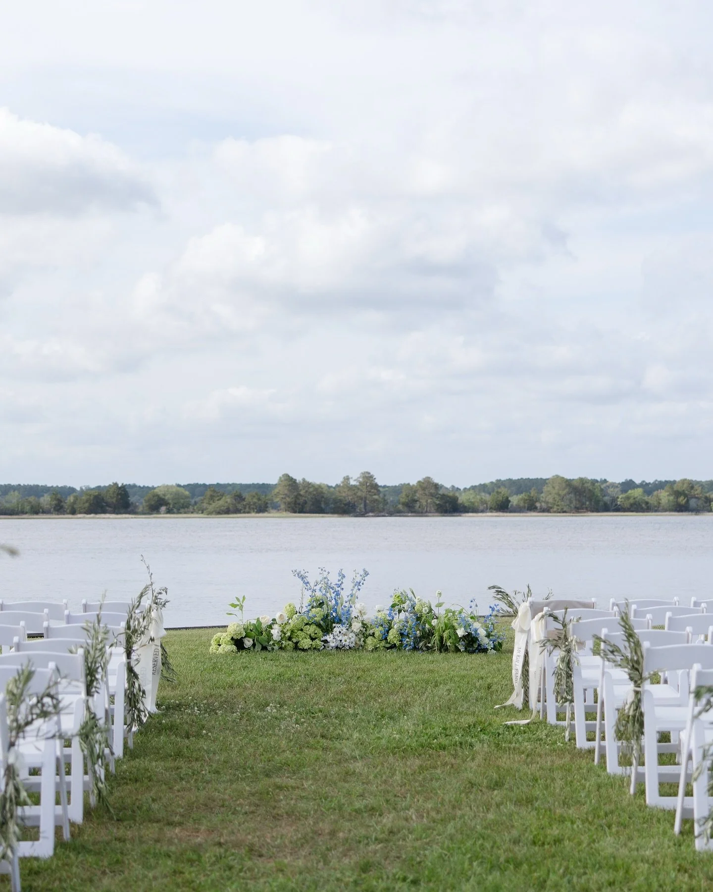 Wild coastal greens and blues at one of my favorite places on earth

Photographer @hallienoelphoto ✨
Planner @bethryanevents
Venue @the_island_house
Catering @mybigfatgreektrailer
Bar @lemonorlimesc
Florals &amp; Design @thepetalbarflowerdesign
Flora