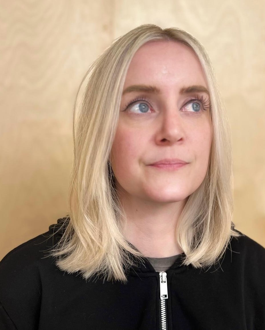 Fresh foil, sunny vibes and hair that&rsquo;s giving &ldquo;main character in a rom-com&rdquo; energy.  Consider Blonde Season officially open. 🖤😎

Blonde perfection curtesy of @rachelcampbellhair

#iamastonefox #blondeseason