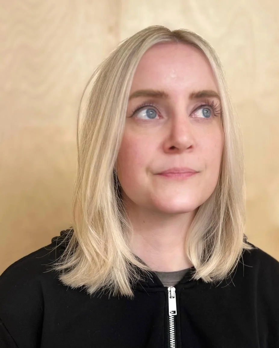 Fresh foil, sunny vibes and hair that’s giving “main character in a rom-com” energy.  Consider Blonde Season officially open. 🖤😎
Blonde perfection curtesy of @rachelcampbellhair
#iamastonefox #blondeseason