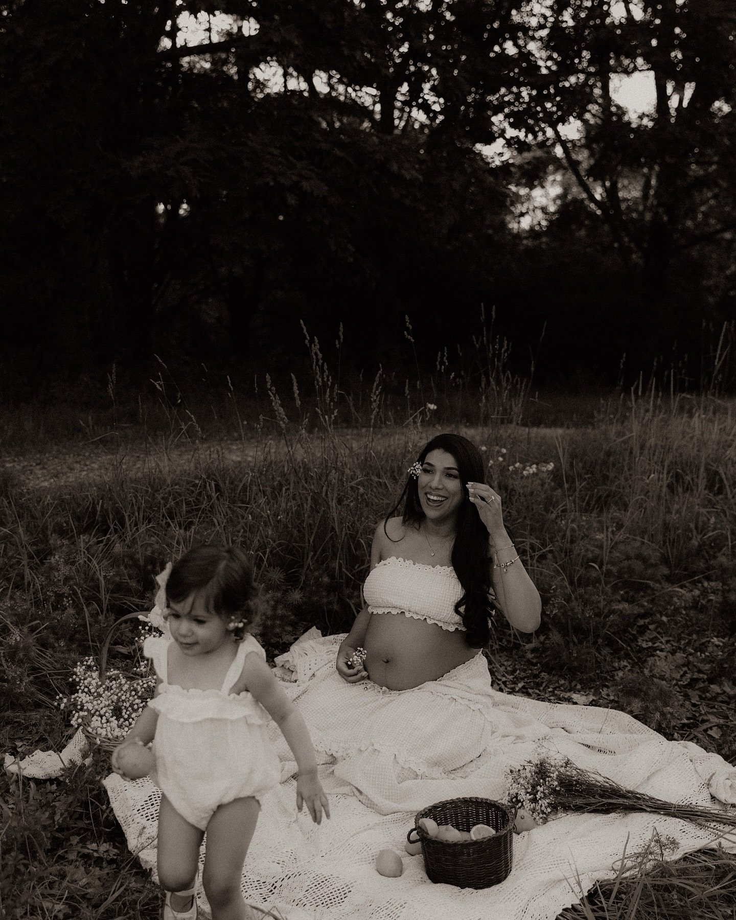 &ldquo;True love smells like old letters, feels like quiet comfort, and carries that timeless charm only the years can understand.&rdquo;
Maternity session