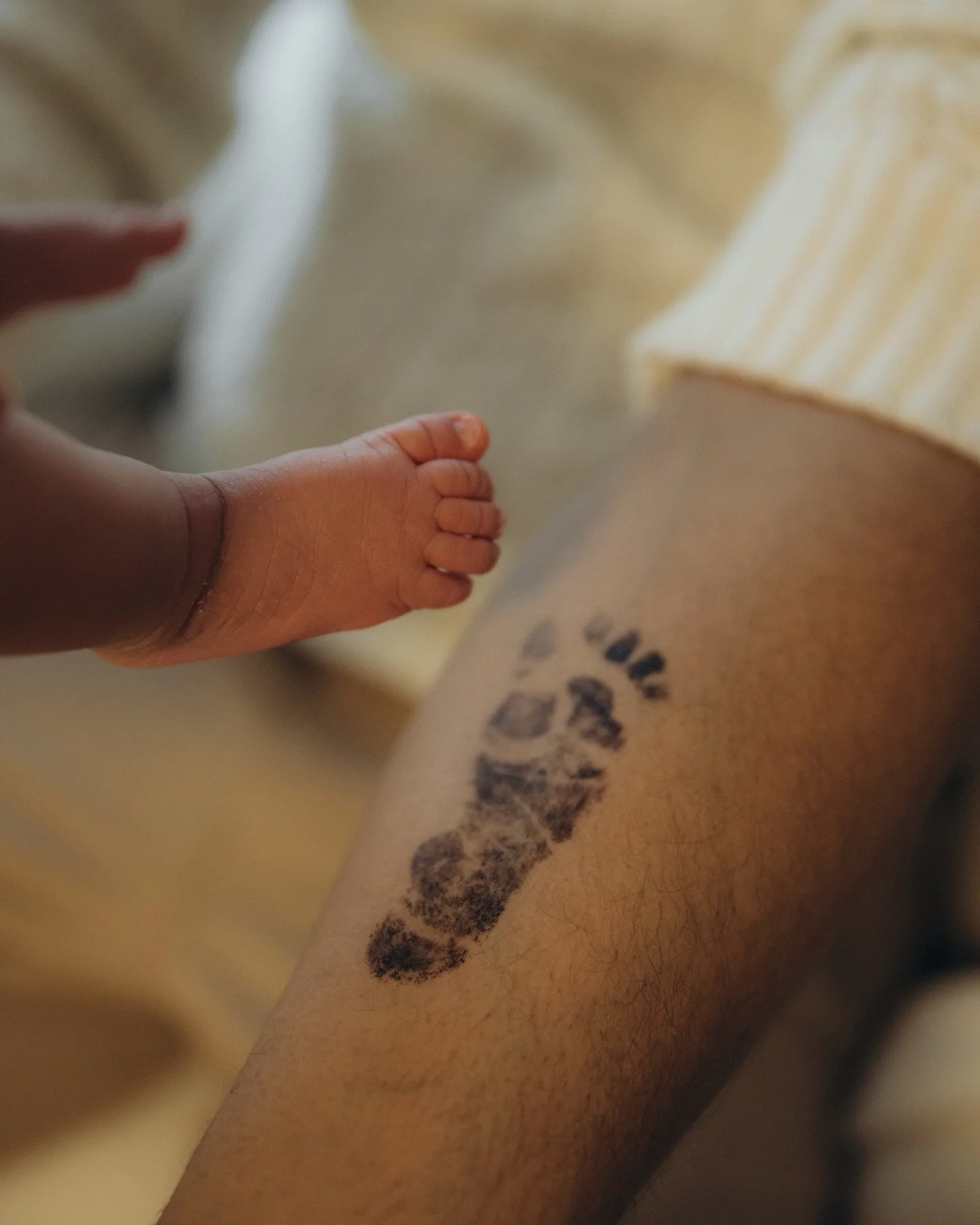 Between flowers, sky, and quiet moments, life unfolds in the simplest ways.
A new heart begins to beat outside the womb, and the world seems to breathe differently.
🪿💛🌼✨