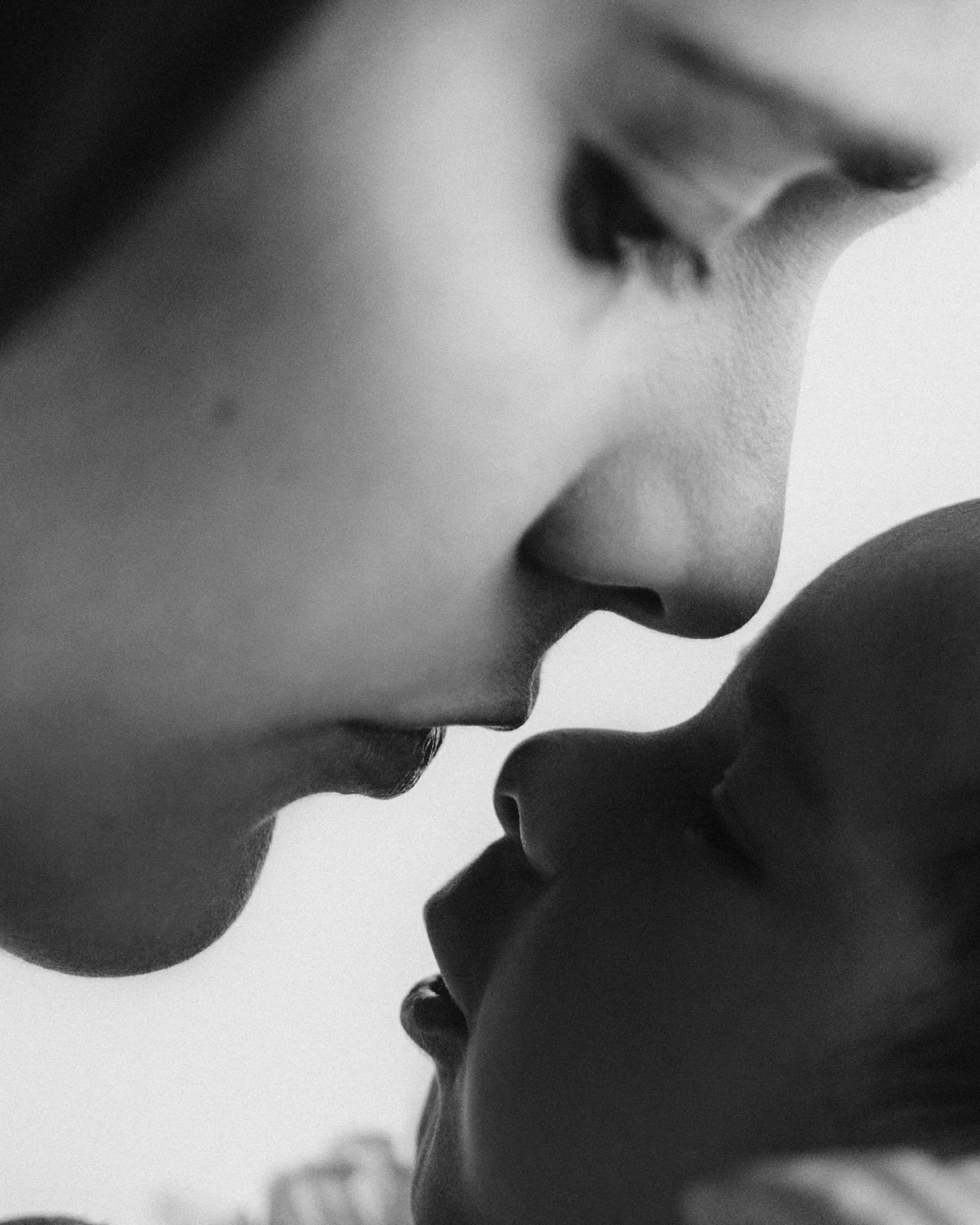 Olivia &amp; her fam💖🌸🥹🌷 she is the new love in the crew💫
Newborn lifestyle 
#newborn #newbornposing #lifestyle #photographer