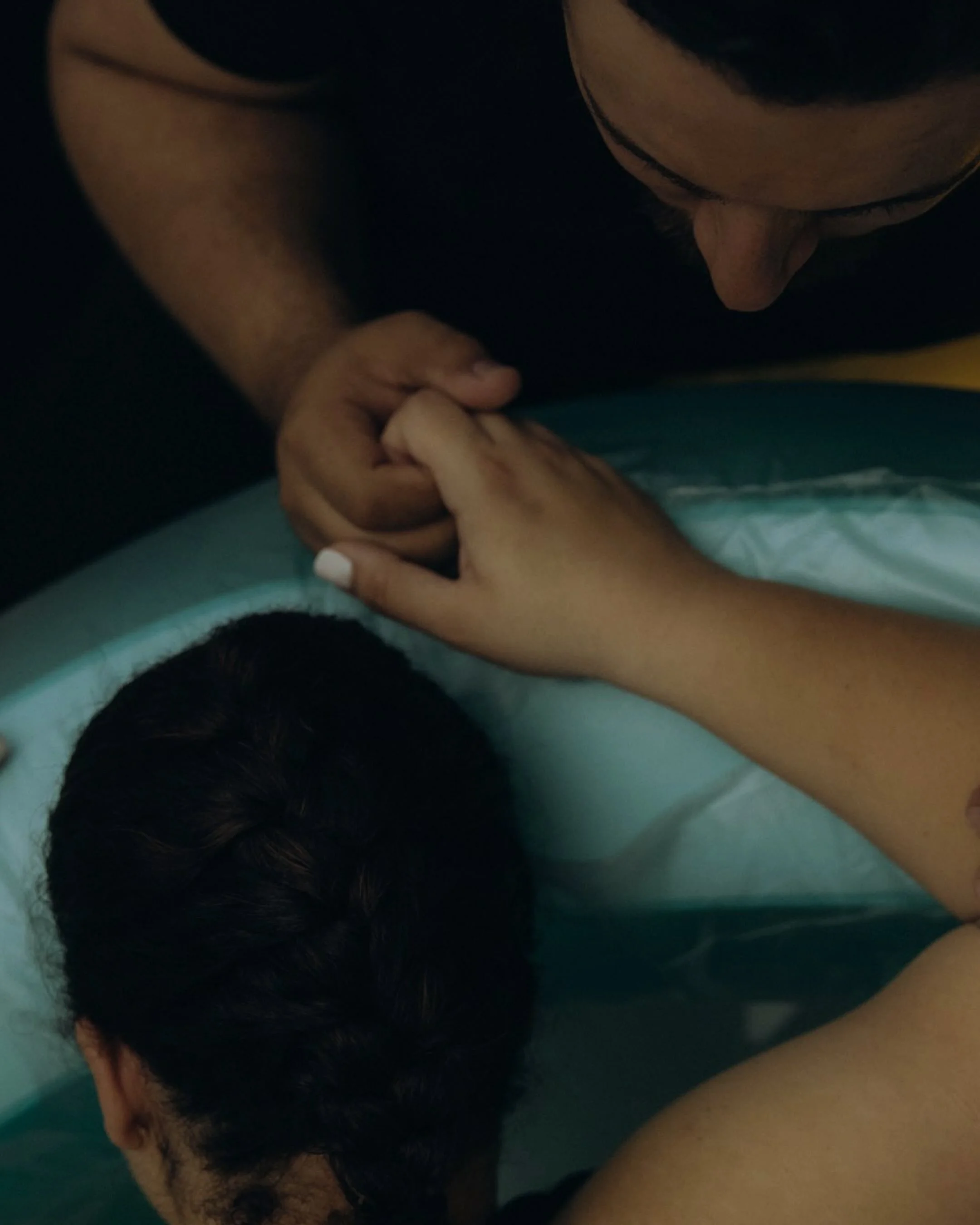 A moment between heaven and earth &mdash; the miracle of life unfolding before our eyes. 🤍
Birth photoshoot
#birth #laboranddelivery #mom #pregancy #parents