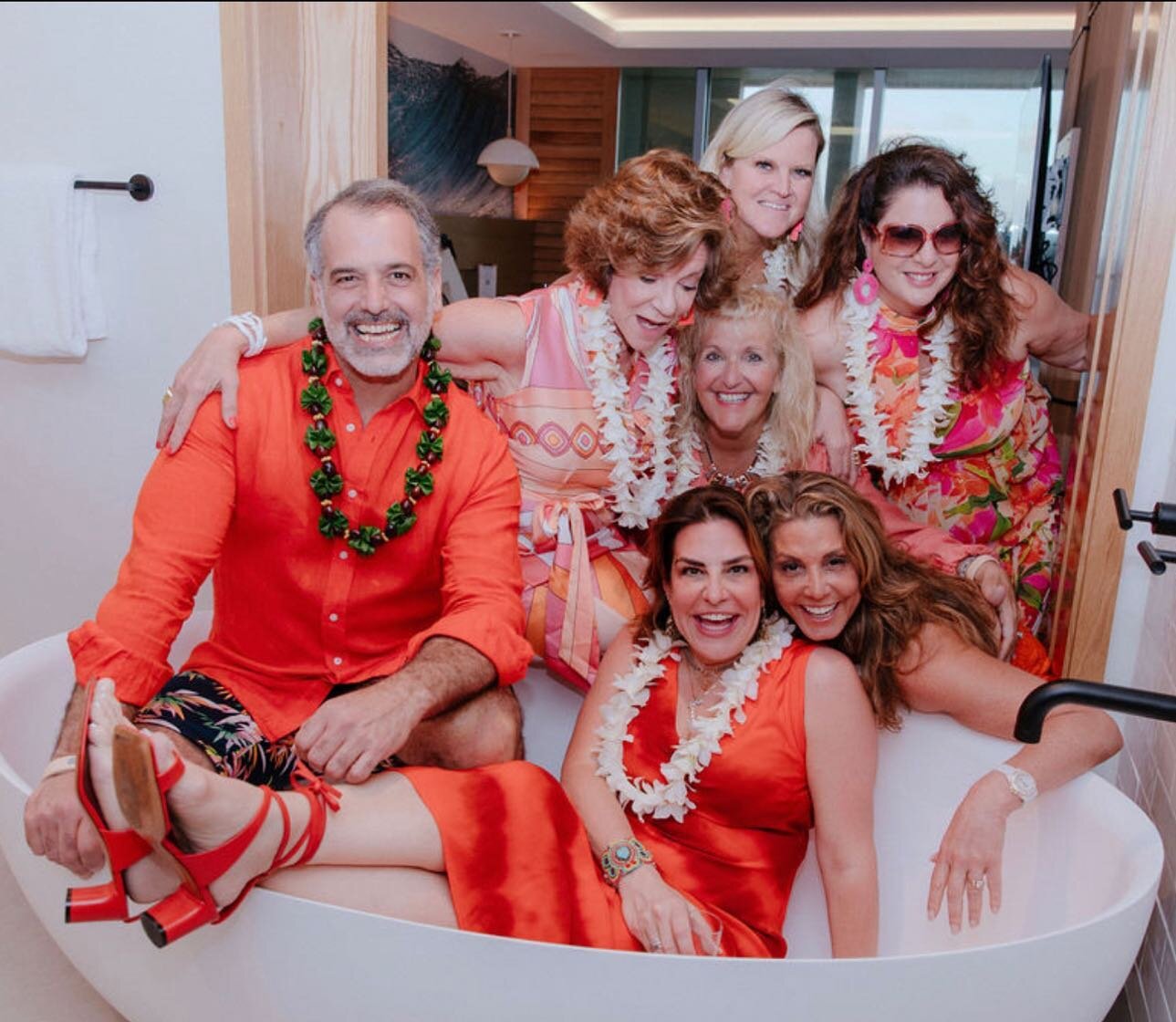 What better way to get comfortable with the group but in the bathtub! 
#loveonlyatturtlebay #lovefest #sunset

📷: @chrisjevansphoto