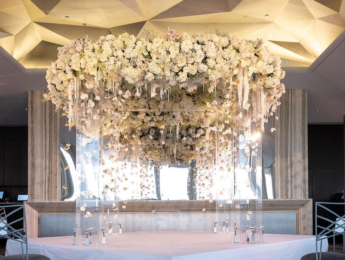 Vendor spotlight! We want to give a shout-out to the amazing vendors we work with that help make our events so beautiful ✨

Photos 1 &amp; 2: 
Photos by @roeyyohaistudios 
Flowers by @davidbeahm 
Venue @rainbowroomnyc 
Lighting by @bentleymeeker 

Ph