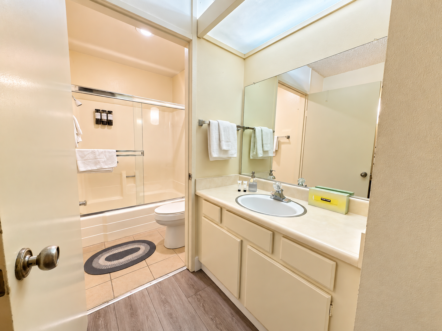 Full Bathroom with Shower/Tub Combo