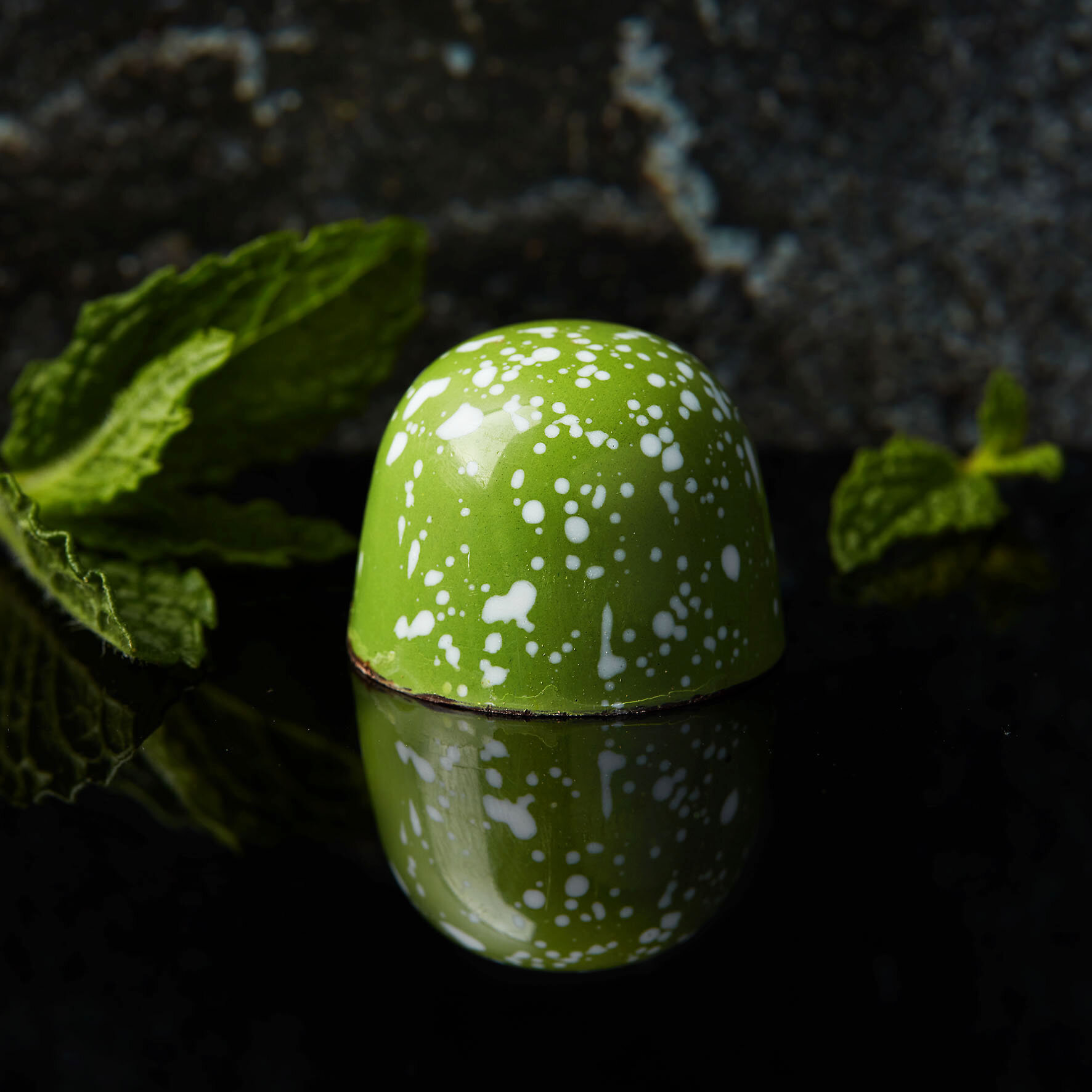 I first tried these heavenly BonBons at an Easter market in Taupo, and we fell in love! 

Which pic do you prefer? Full Bonbon or showing the inside? Perhaps a picture showing both? Dark vibe like this one? Or light like the next post? These are just