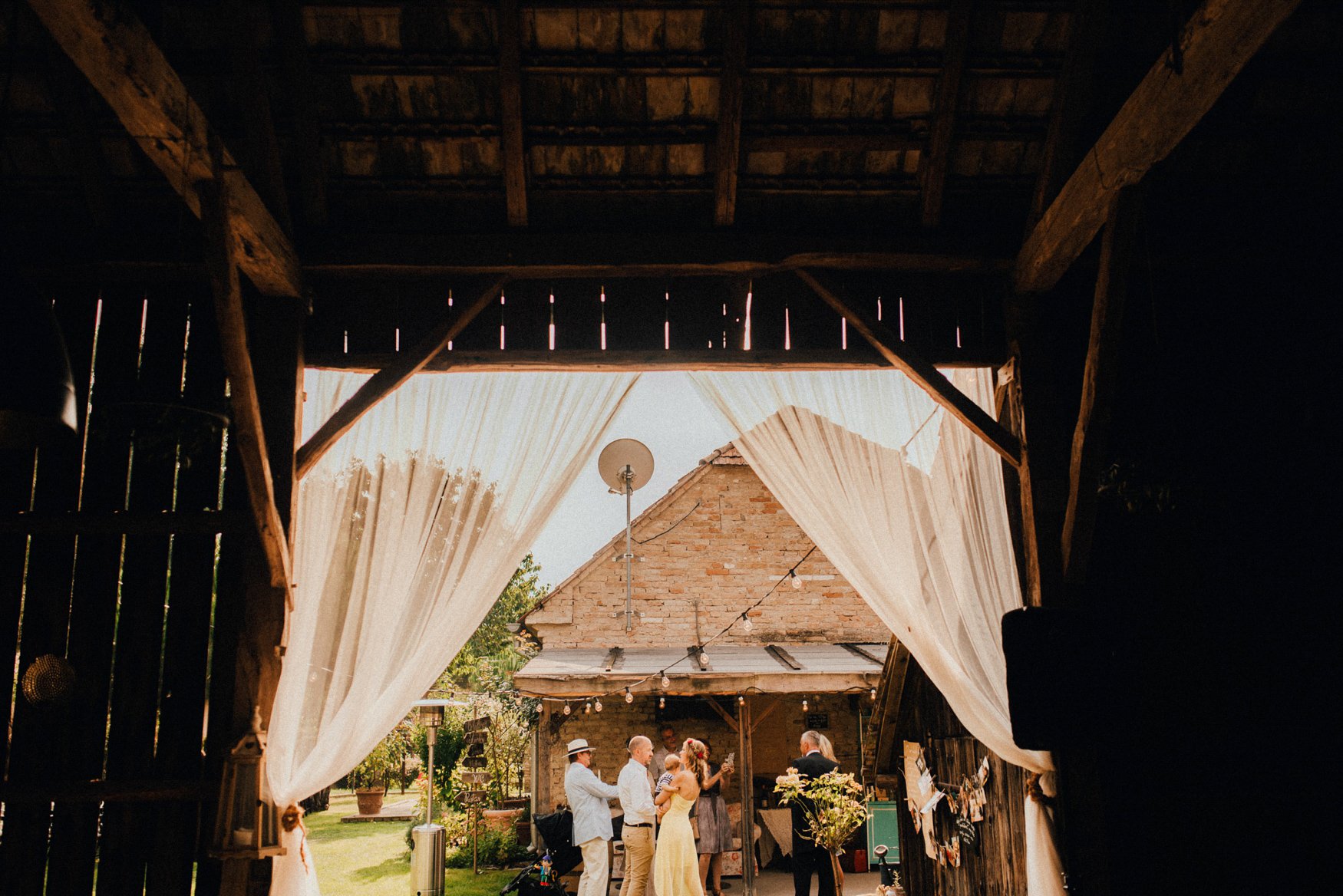 1 rustic summer barn wedding 038.jpg