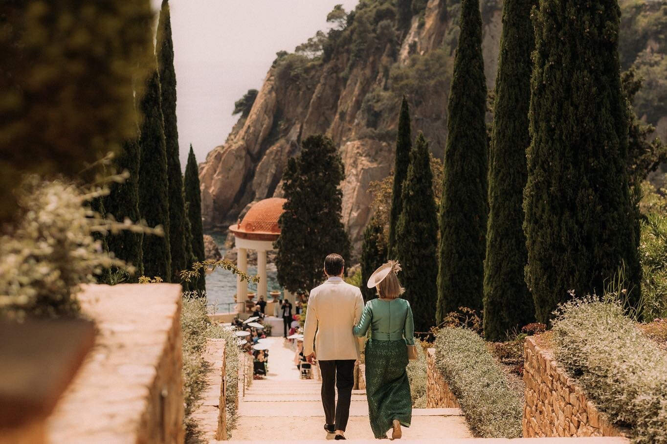 L&amp;J and their wedding at spectacular @elconventdeblanes 🇪🇸
-
#gettingmarried #luxurywedding #destinationwedding #weddinginspain #vogueweddings