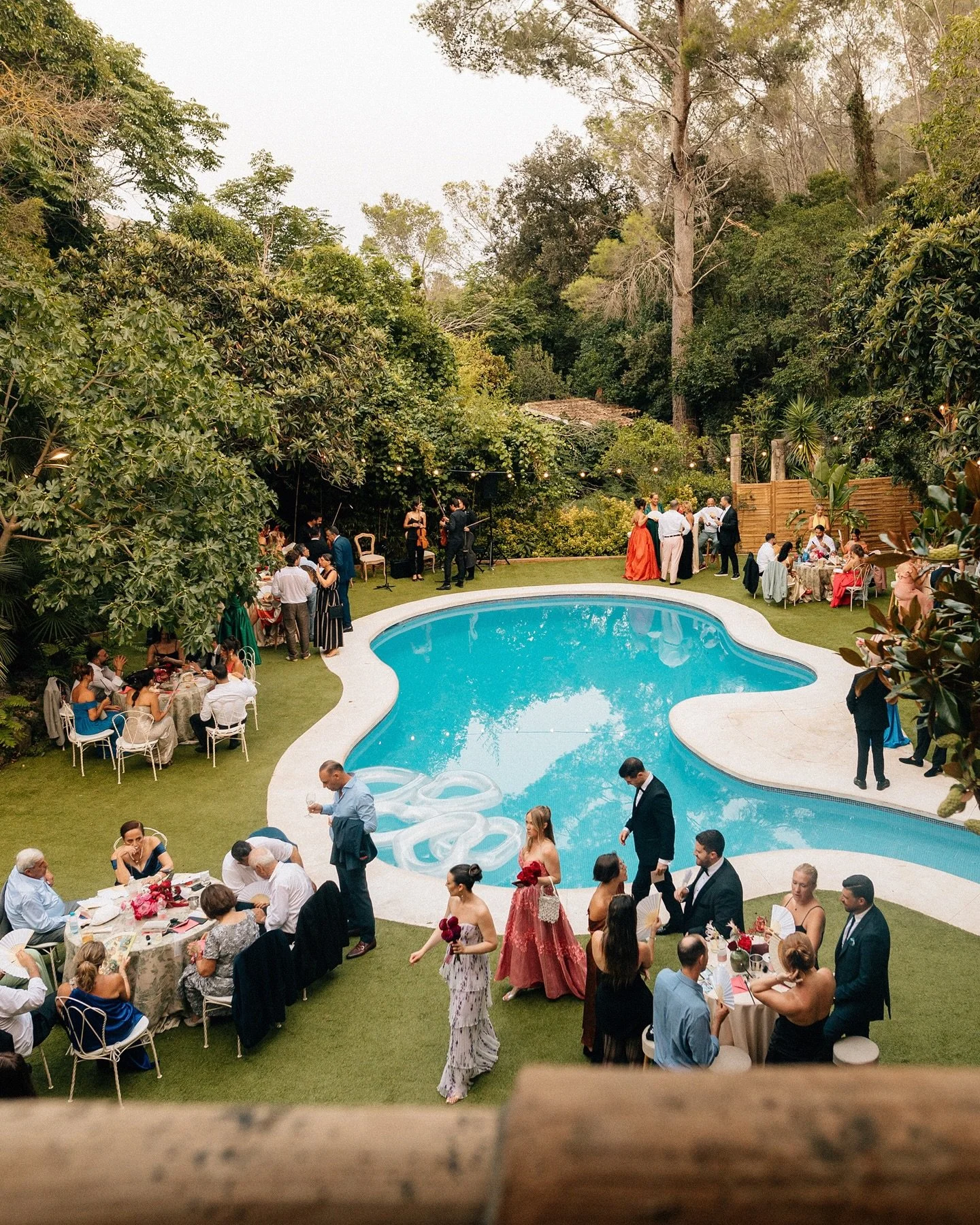 Lebanese weddings always start beautifully, with a morning full of emotions and family connections, but they just keep building up until the night turns into pure energy. It&rsquo;s the kind of atmosphere that pulls you right into the creative flow. 