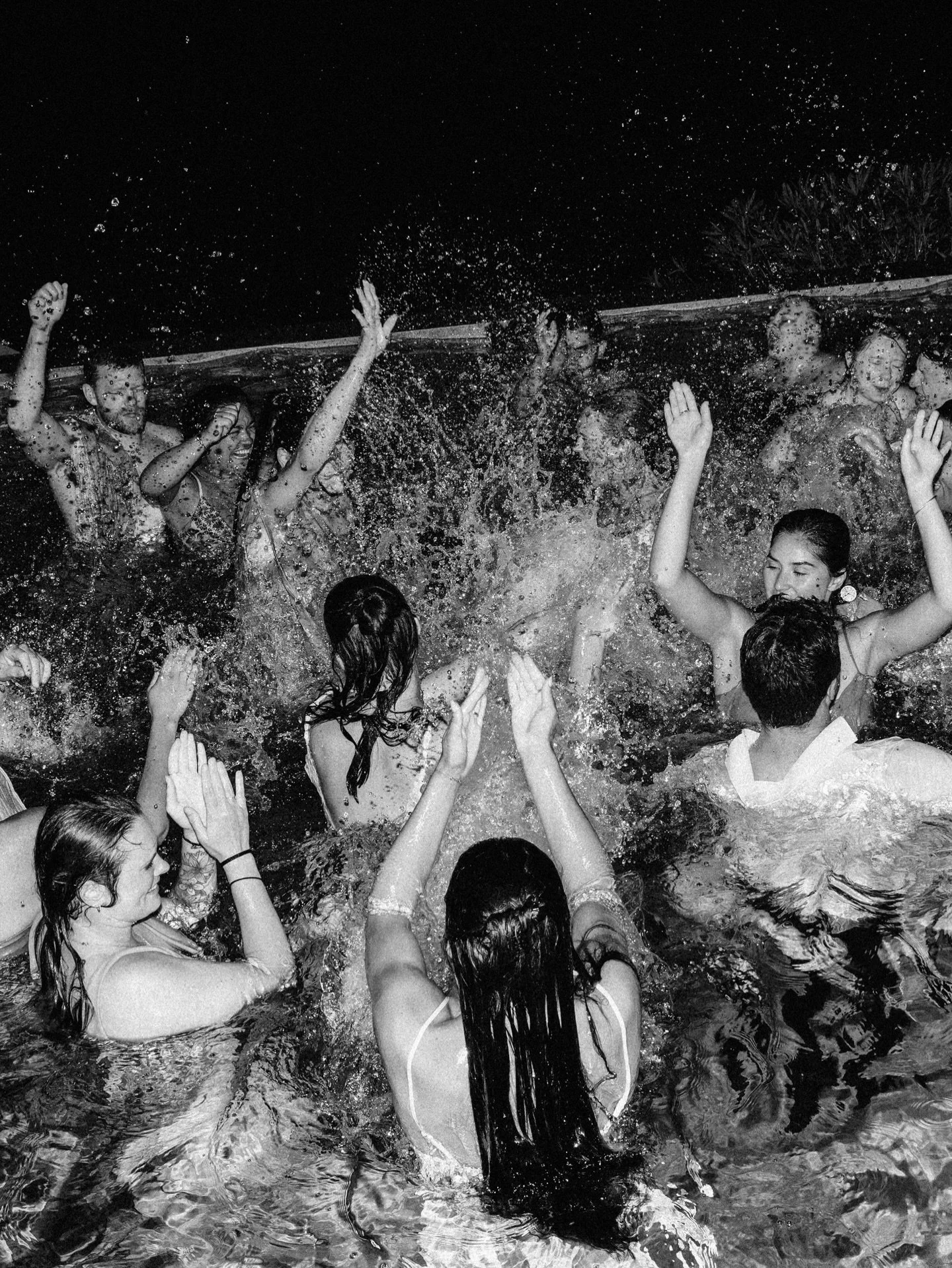 This photo shows exactly why wedding venues need swimming pools 😂🌊
-
#mykonoswedding #greecewedding #poolparty