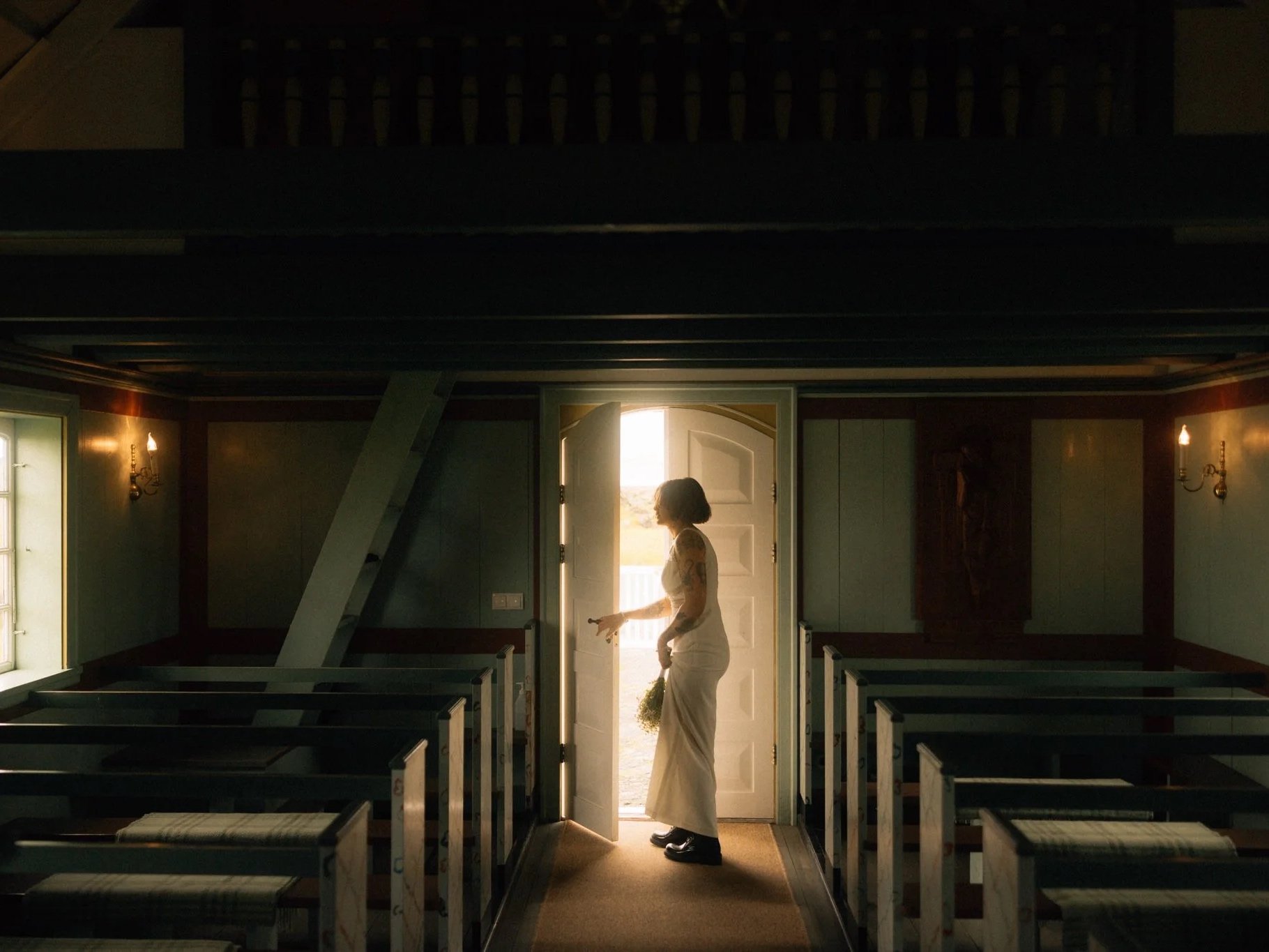 rk021-bride-entering-black-church.jpg