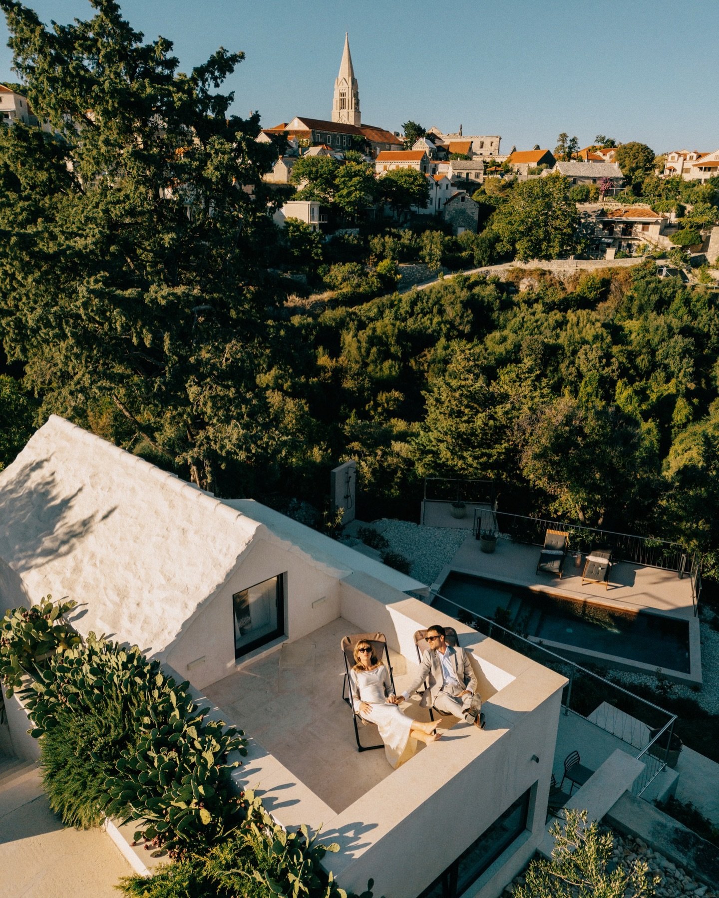Sun&rsquo;s here again, I&rsquo;m back from winter hibernation, and summer vibes are getting closer! ☀️

Some highlights from one of my favorite post-wedding sessions in Croatia with Sabi &amp; Erik at @villa.caverna , Brač &ndash; honestly, maybe th