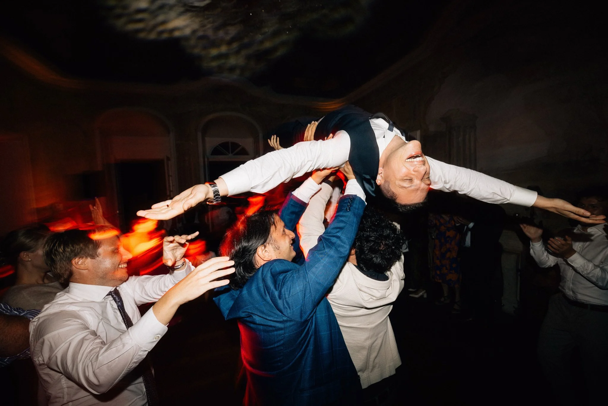 id018-prague-bon-repos-wedding-wild-dance-flash.jpg