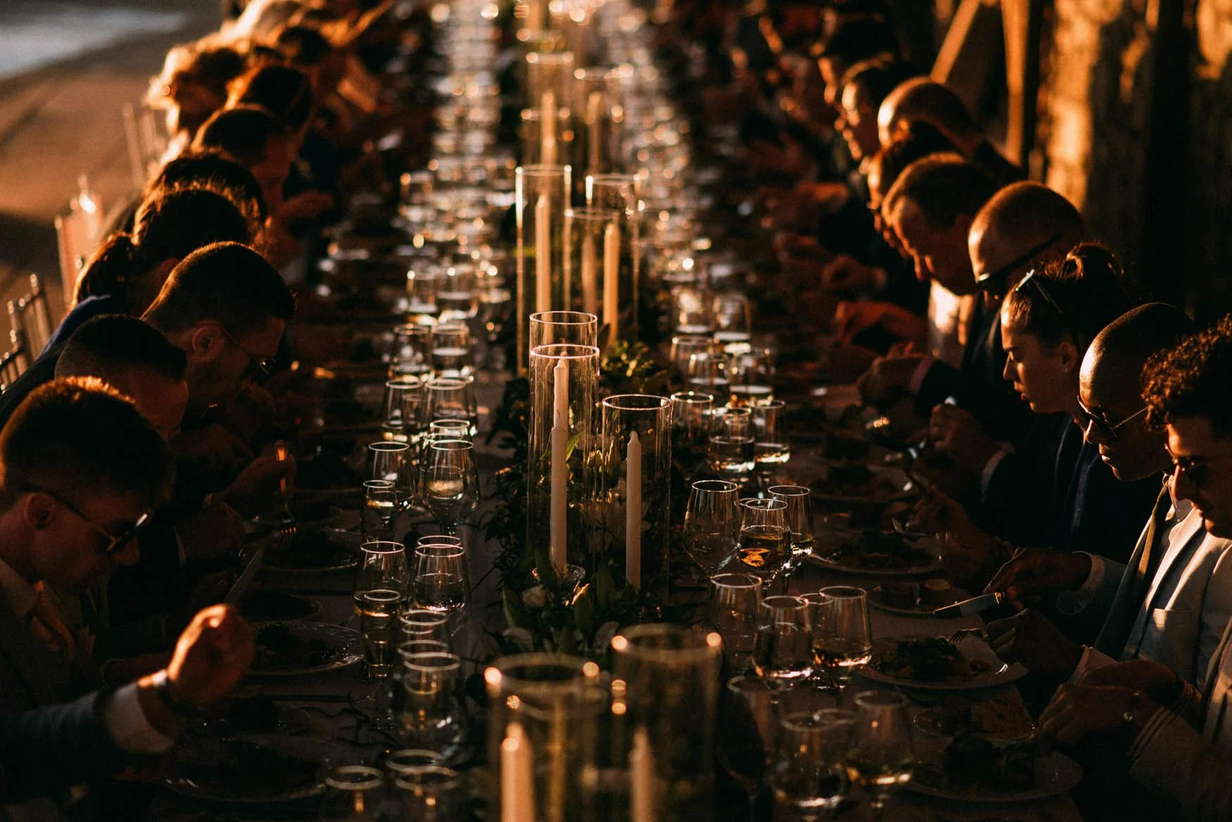 005-atmospheric-wedding-dinner-during-sunset-in-mykonos.jpg